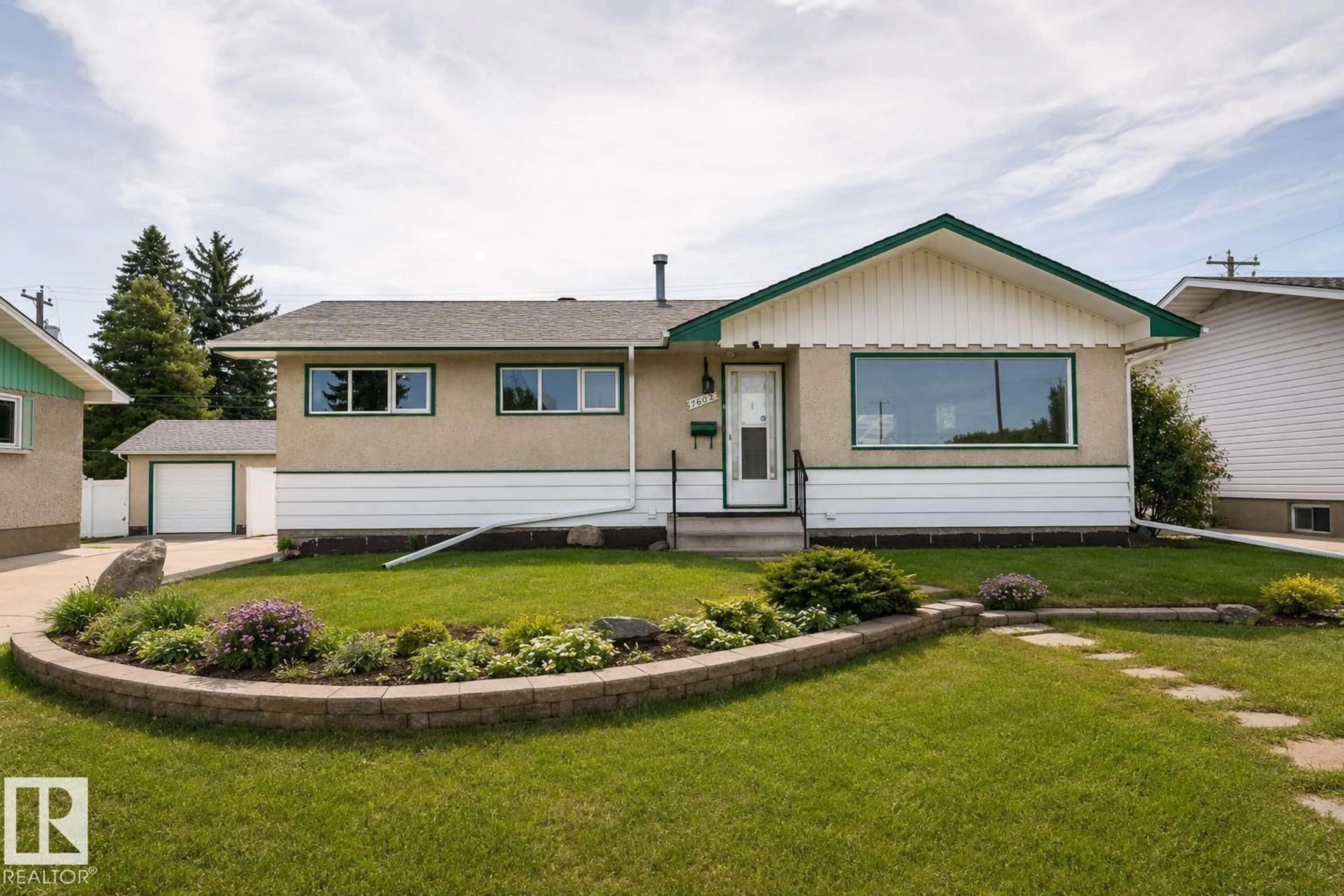 Home with vinyl exterior material, unknown for 16029 95 AV, Edmonton Alberta T5P0A8
