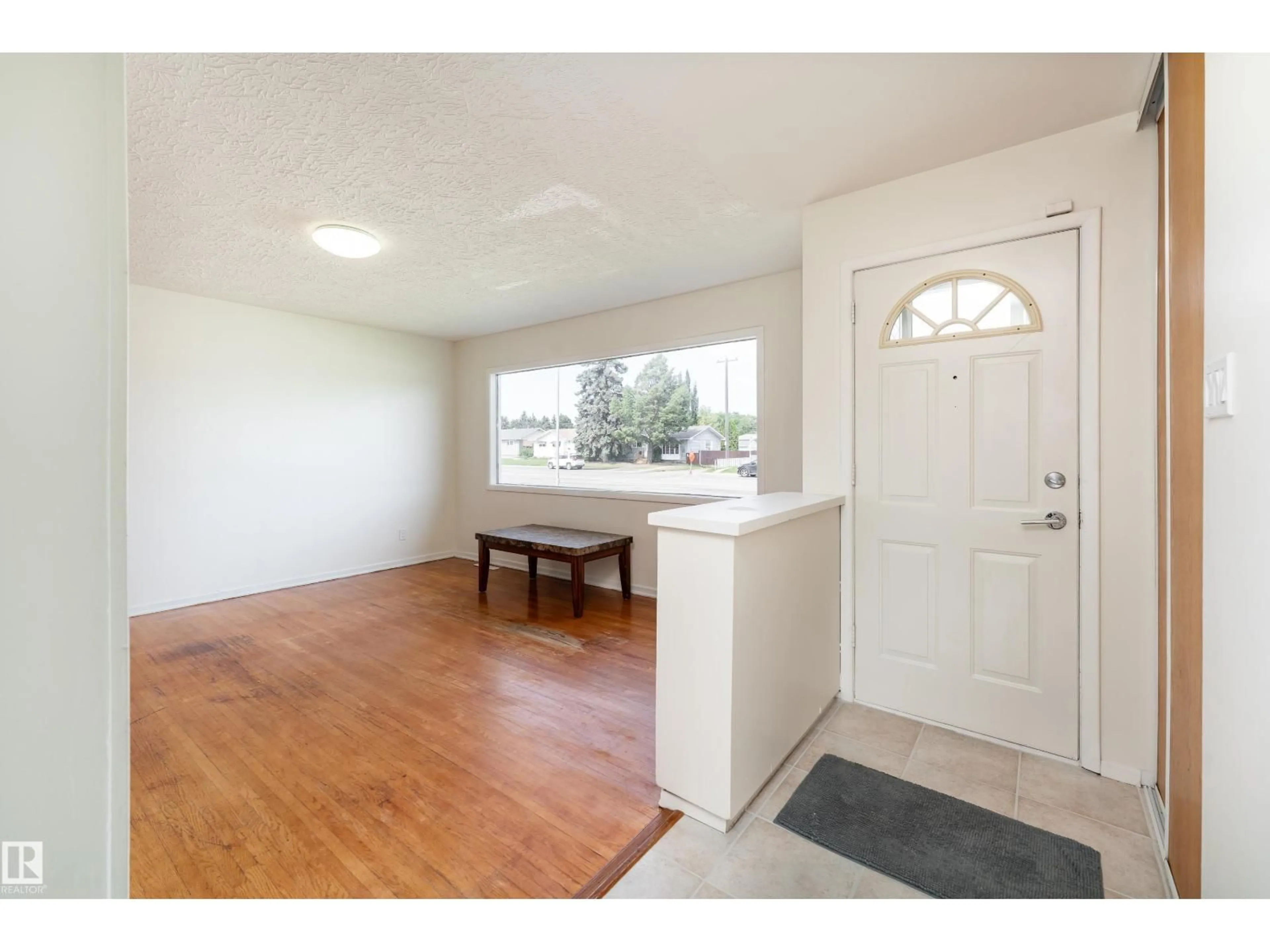 Indoor entryway for 16029 95 AV, Edmonton Alberta T5P0A8