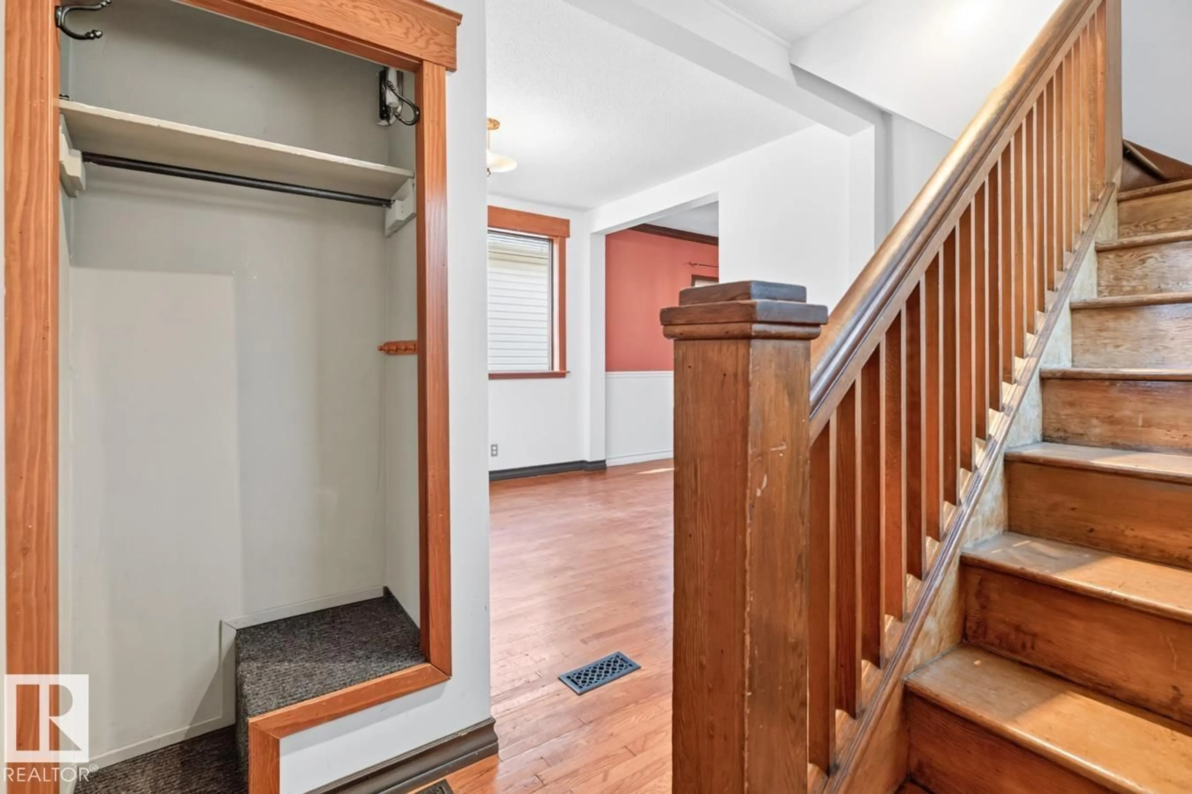 Indoor foyer for 8730 84 AV, Edmonton Alberta T6C1E2