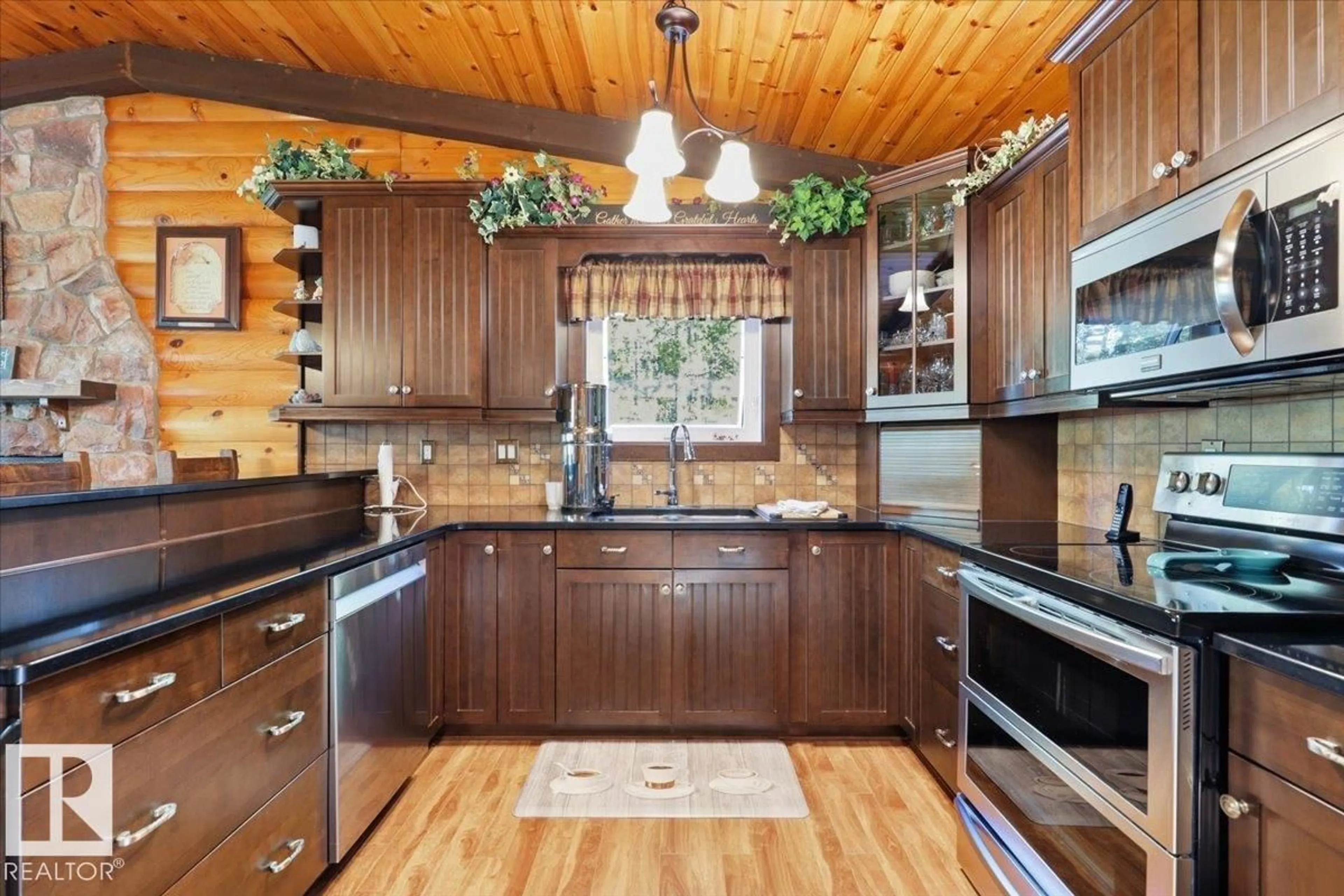 Rustic kitchen, wood/laminate floor for 5352 32 ST, Rural Wetaskiwin County Alberta T0C2C0