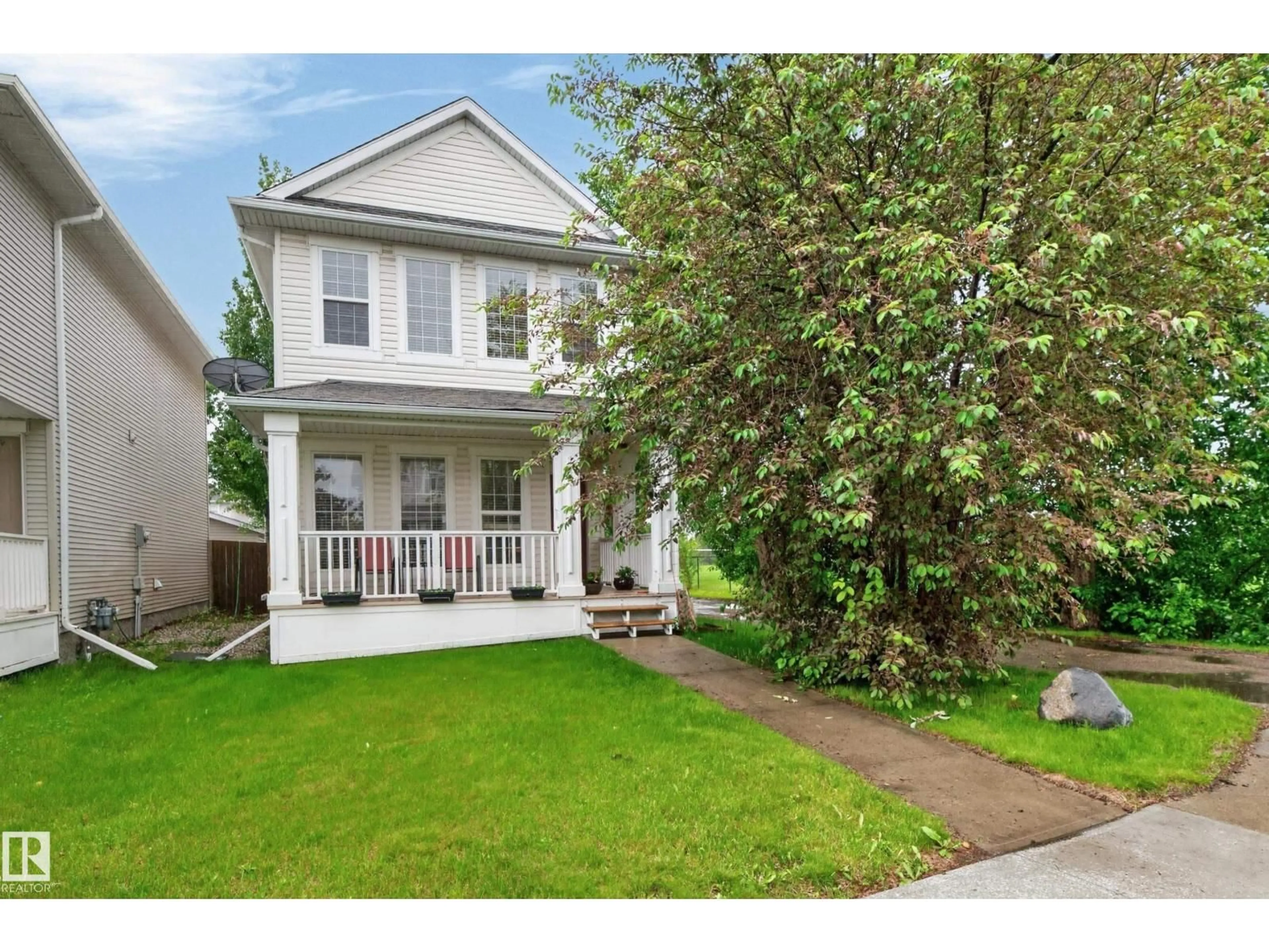 Home with vinyl exterior material, street for 136 BOTHWELL PL, Sherwood Park Alberta T8H2M7