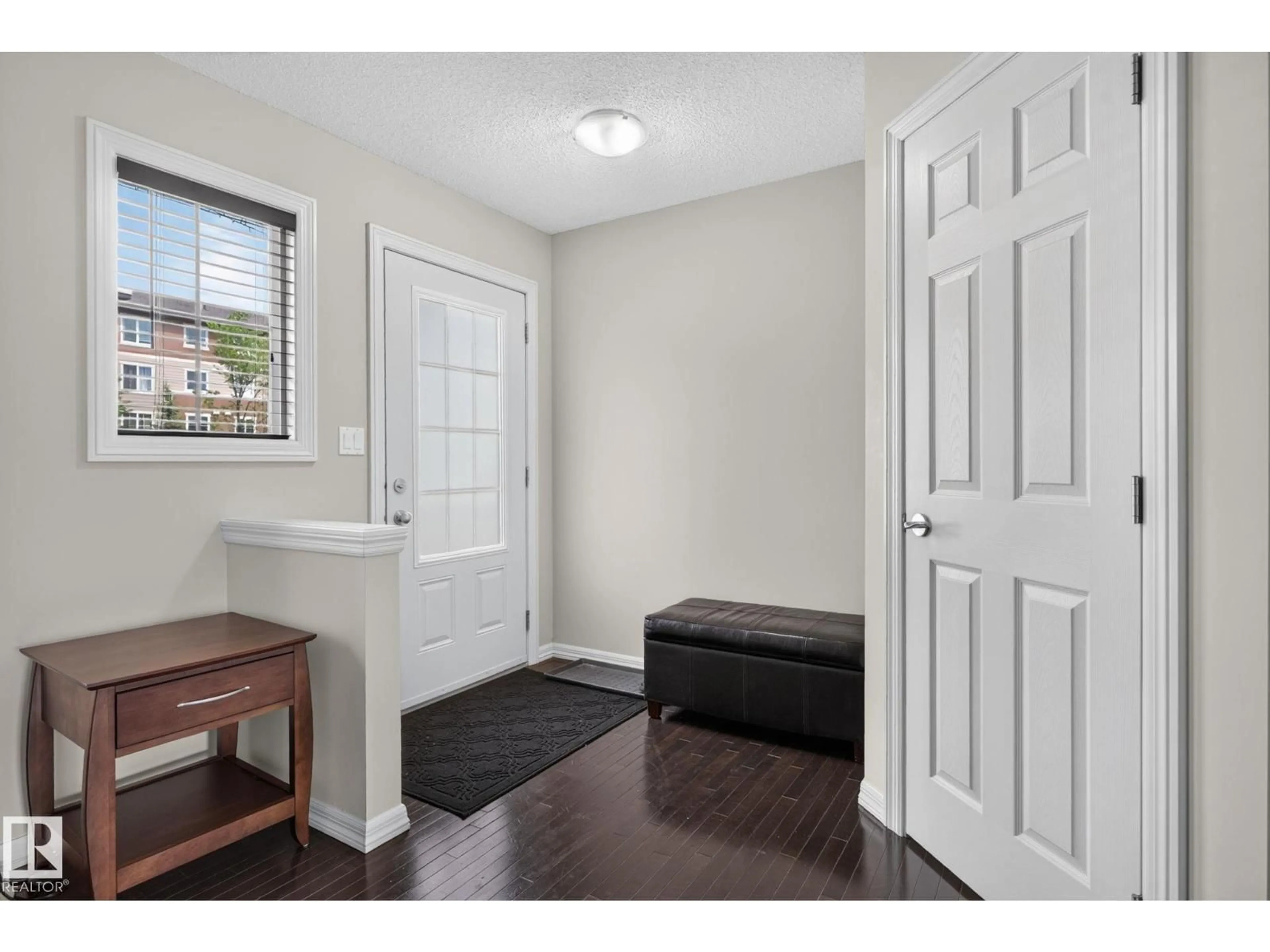 Indoor entryway for 545 WATT BV, Edmonton Alberta T6X0V9