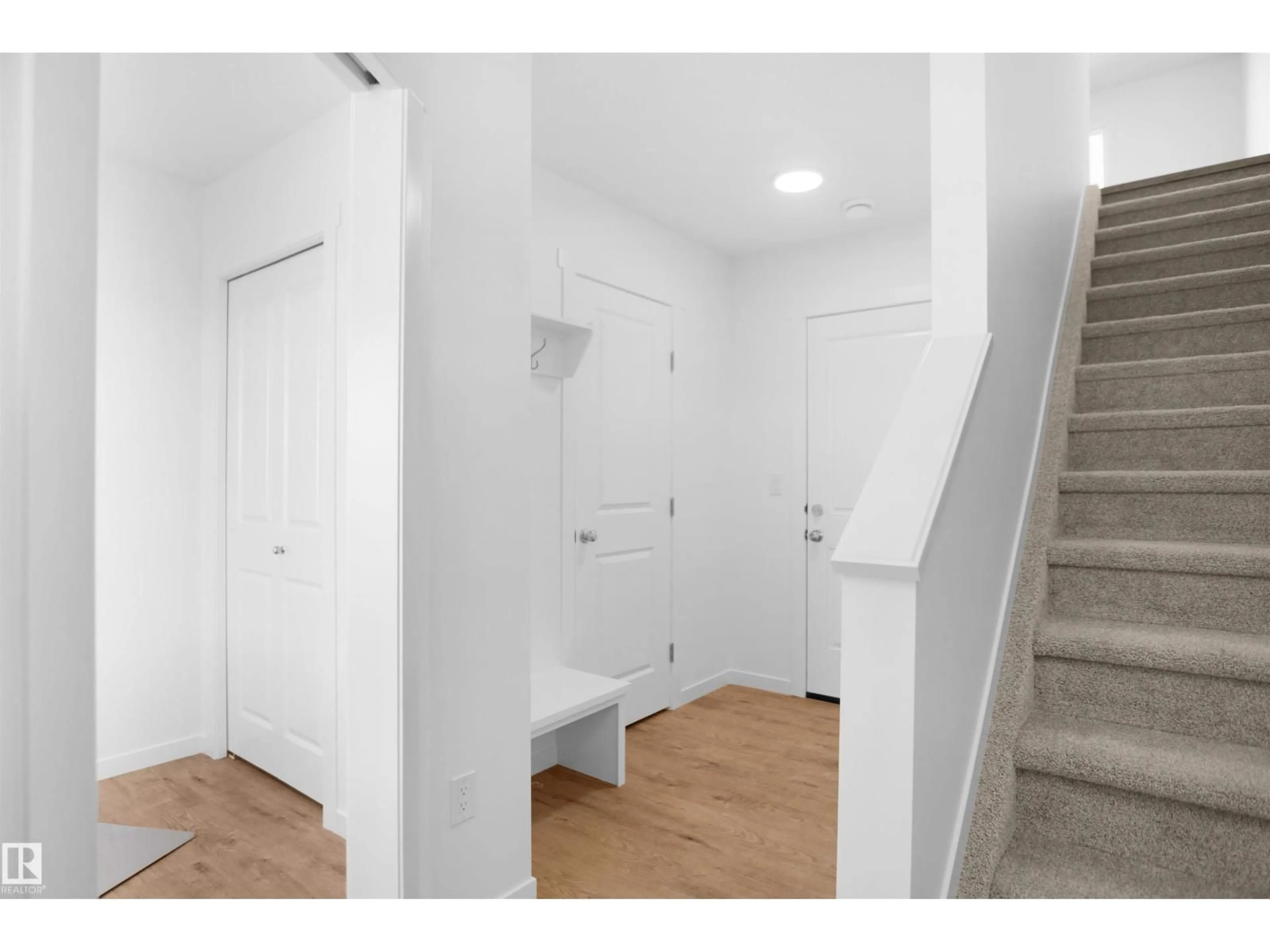 Indoor entryway for 523 ASTER DR, Edmonton Alberta T6T2N8