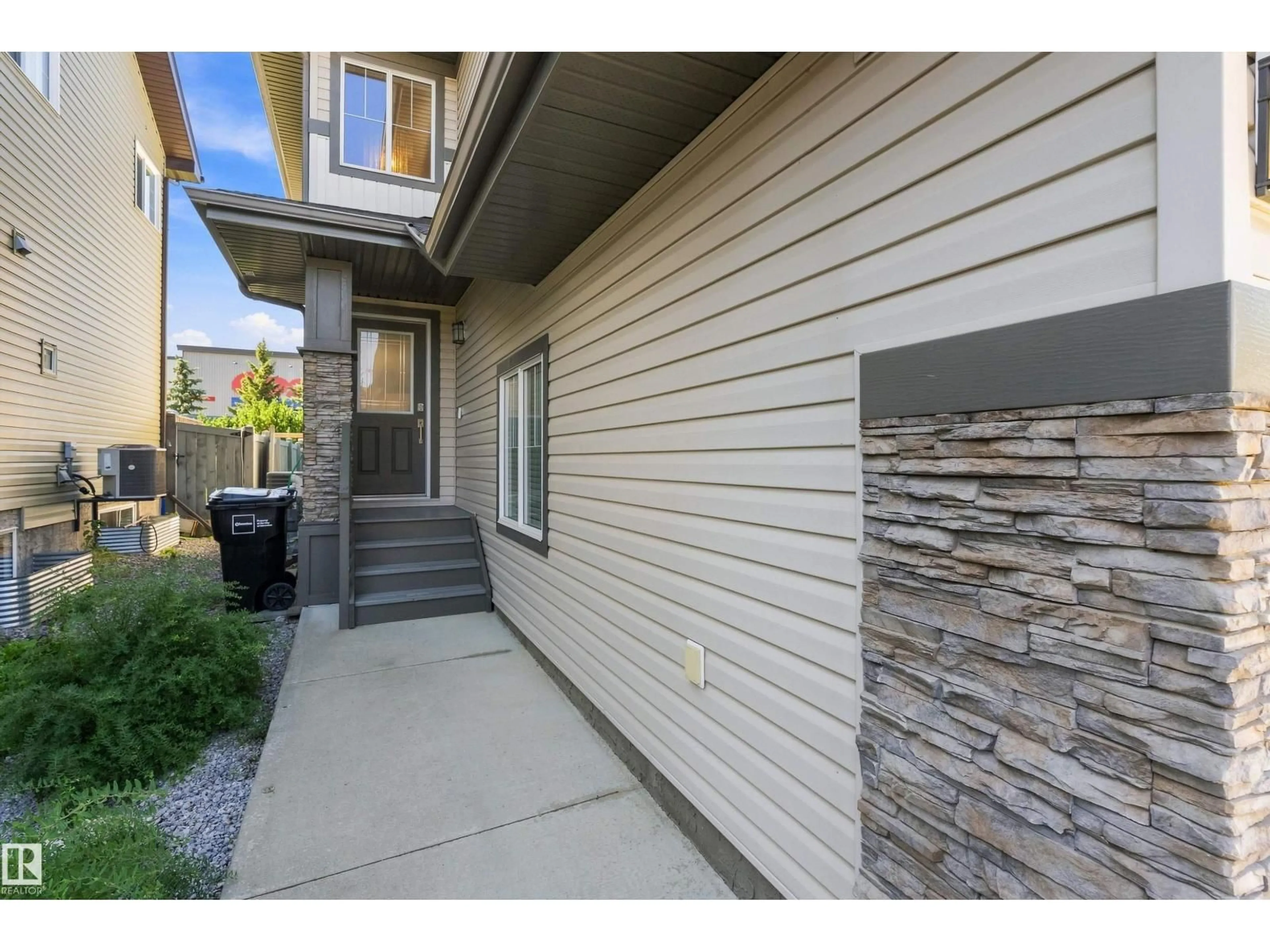 Unknown for 3893 GALLINGER LO NW, Edmonton Alberta T5T4G6