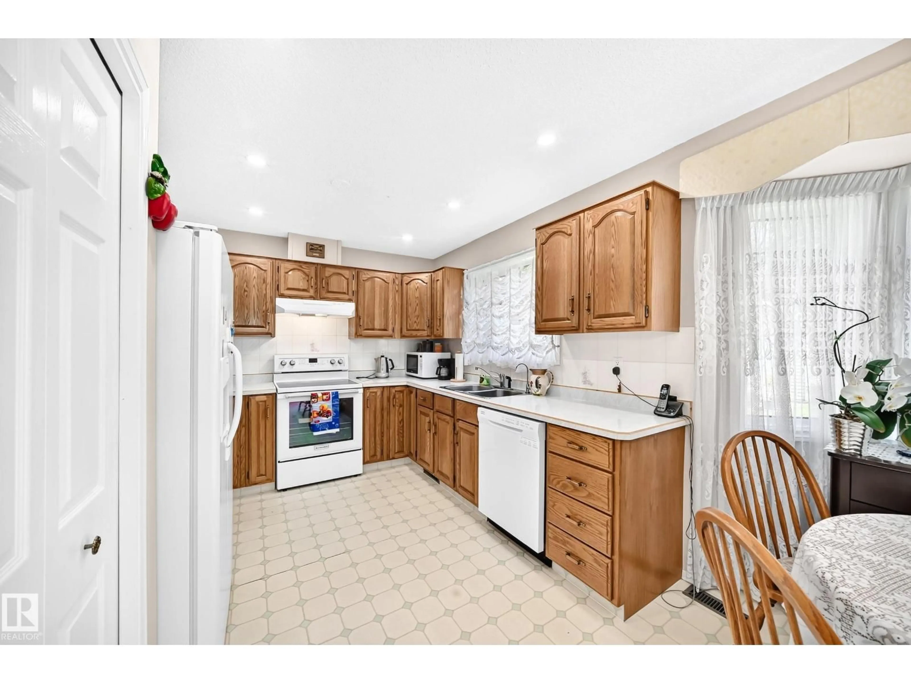 Standard kitchen, ceramic/tile floor for NW - 4327 49 ST, Edmonton Alberta T6L6J5