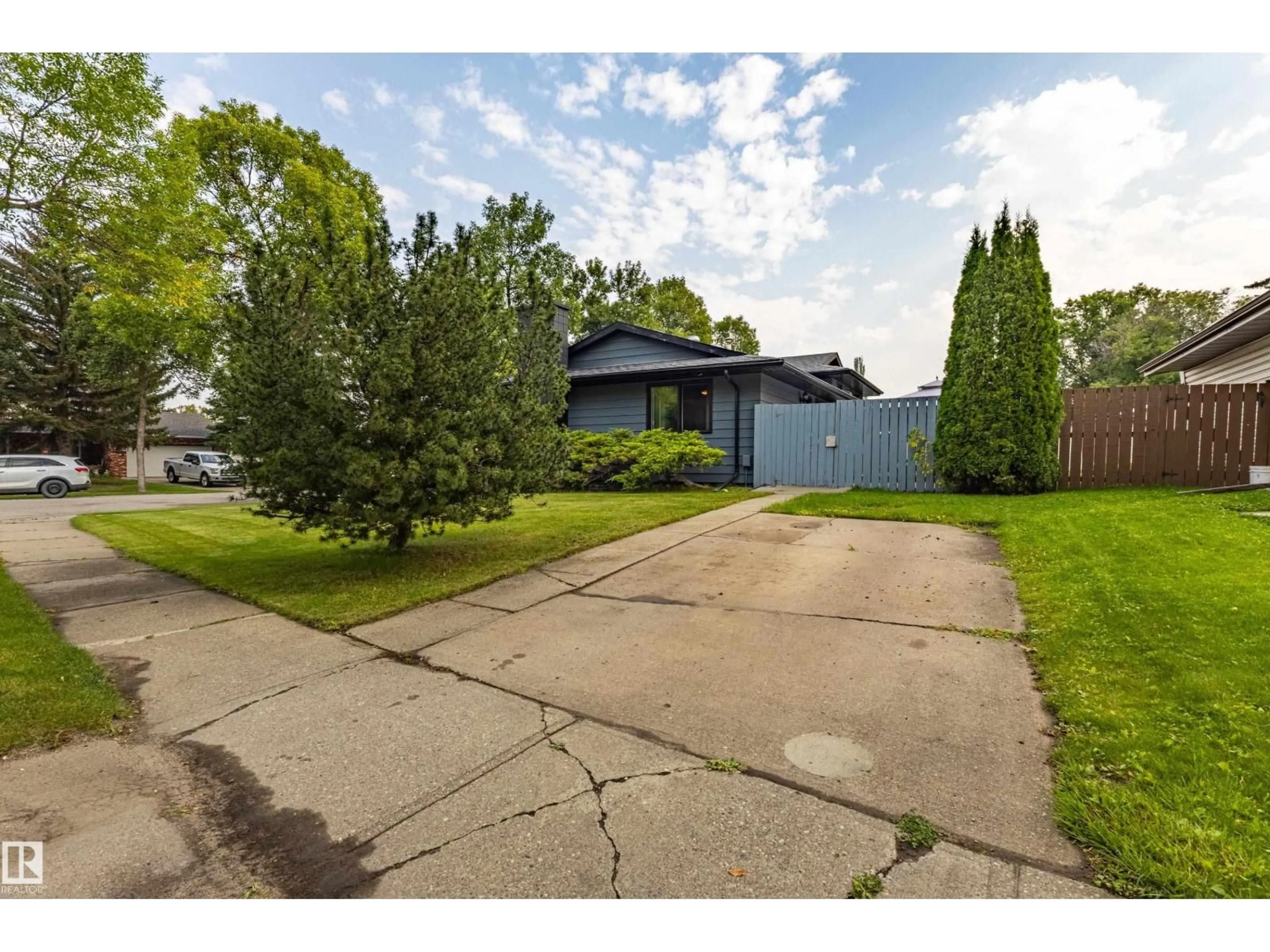 A pic from outside/outdoor area/front of a property/back of a property/a pic from drone, street for 14 BRUNSWICK CR, St. Albert Alberta T8N2K6