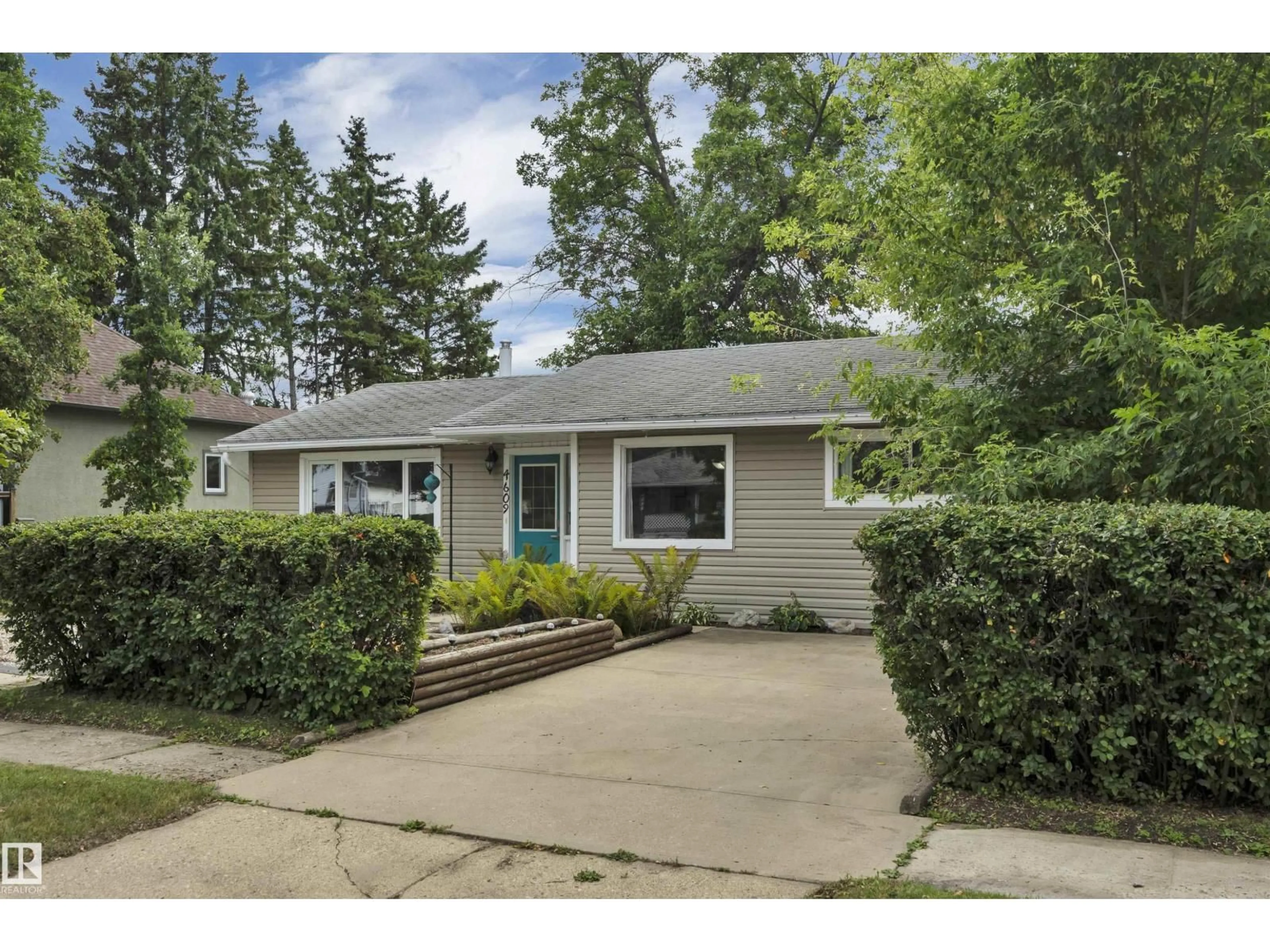 Home with vinyl exterior material, street for 4609 54 AVENUE, Wetaskiwin Alberta T9A0Z2