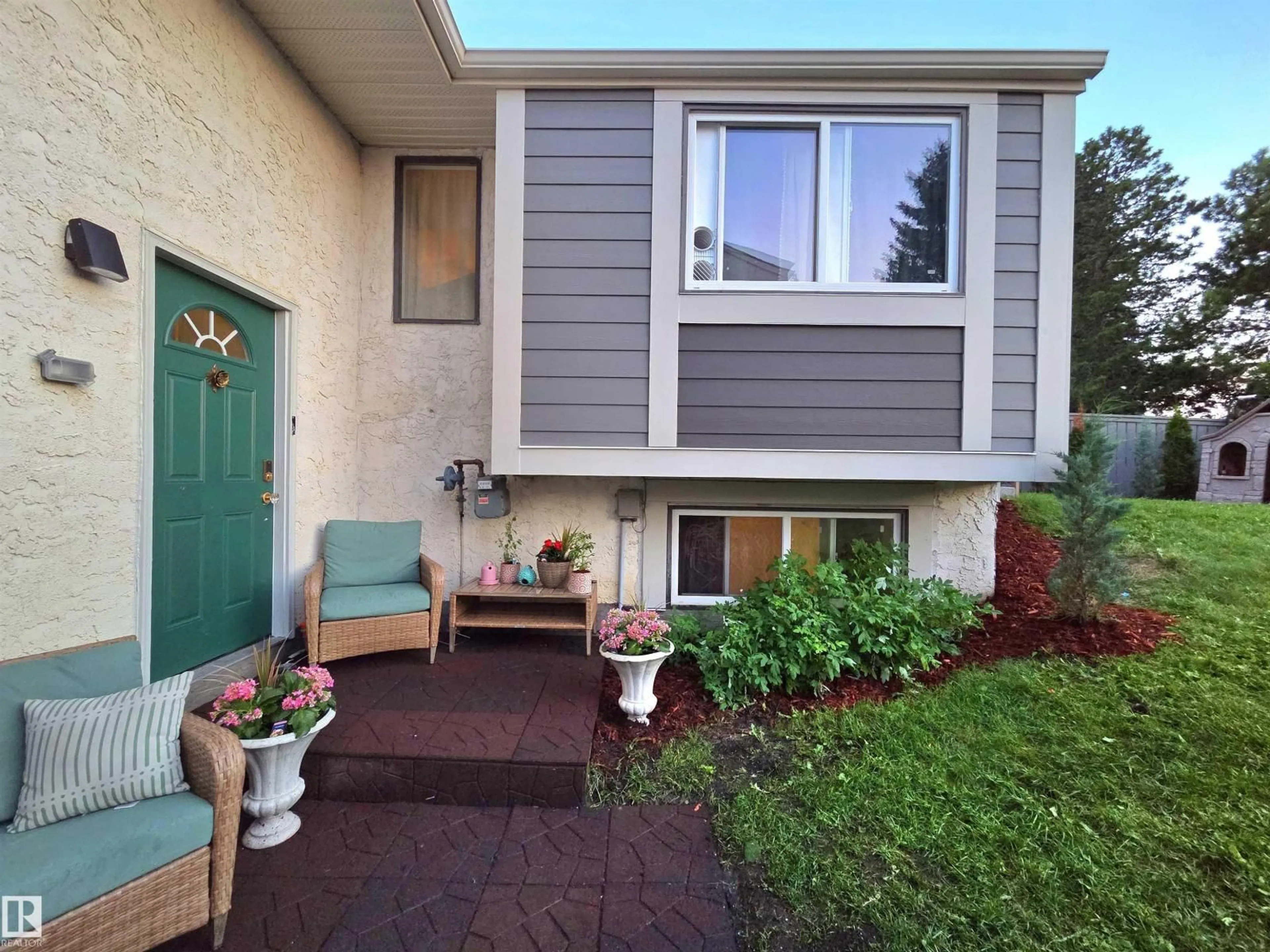 Home with vinyl exterior material, street for NW - 623 WILLOW CO, Edmonton Alberta T5T2K7