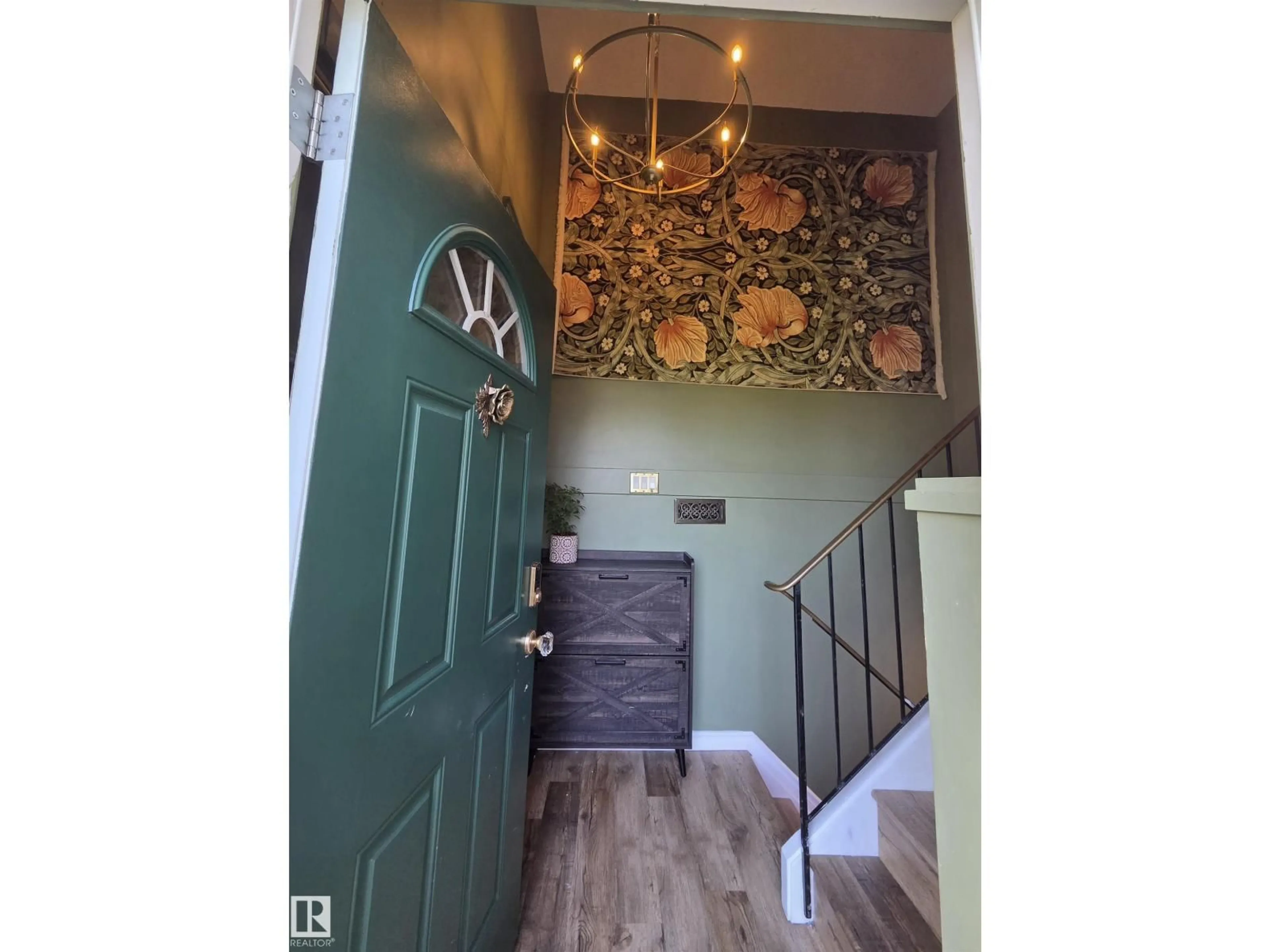 Indoor entryway for NW - 623 WILLOW CO, Edmonton Alberta T5T2K7