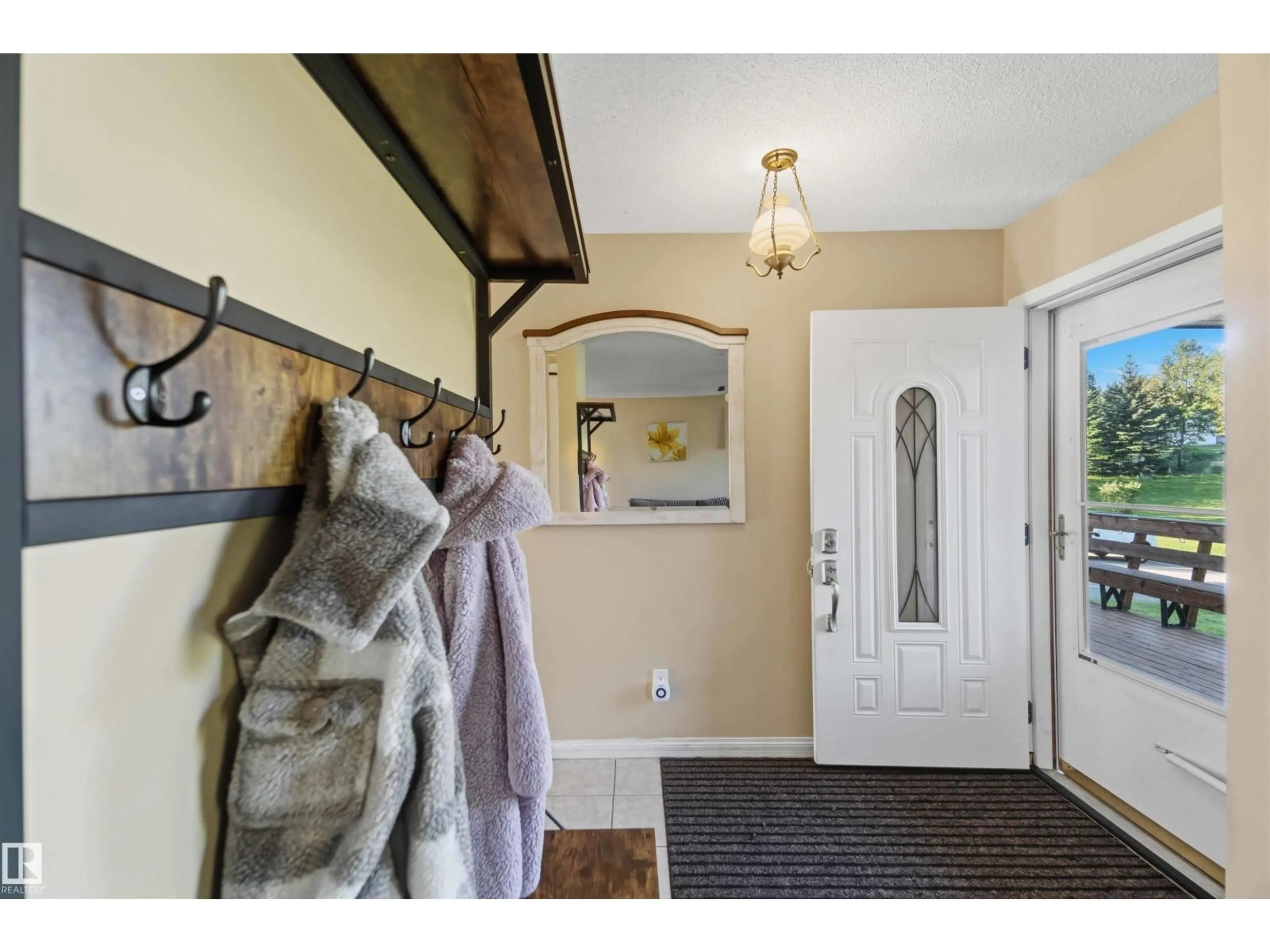 Indoor entryway for 52516 - 41 RGE ROAD 13, Rural Parkland County Alberta T7Y2C1