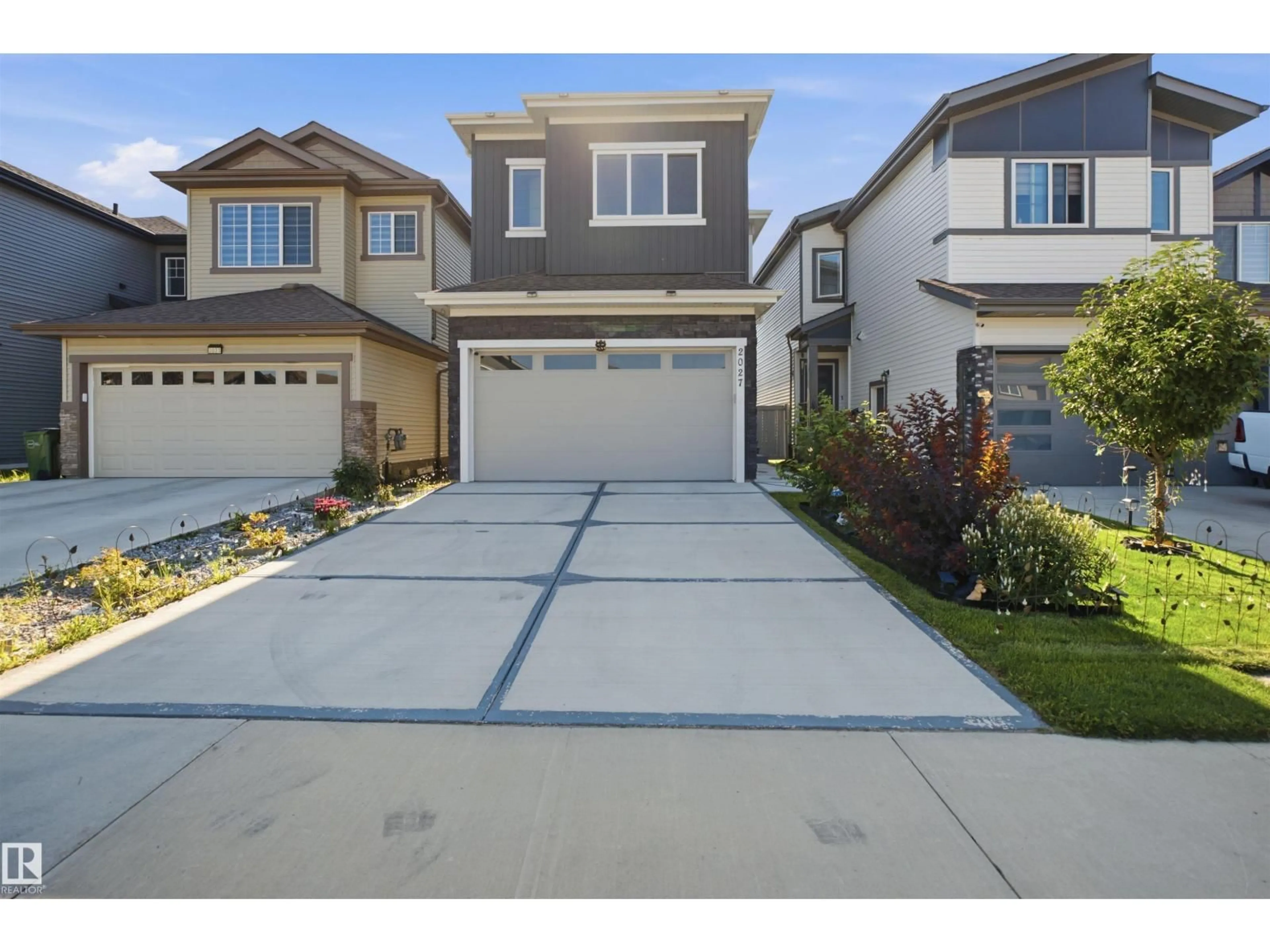 Home with vinyl exterior material, street for 2027 13 AV, Edmonton Alberta T6T2R8