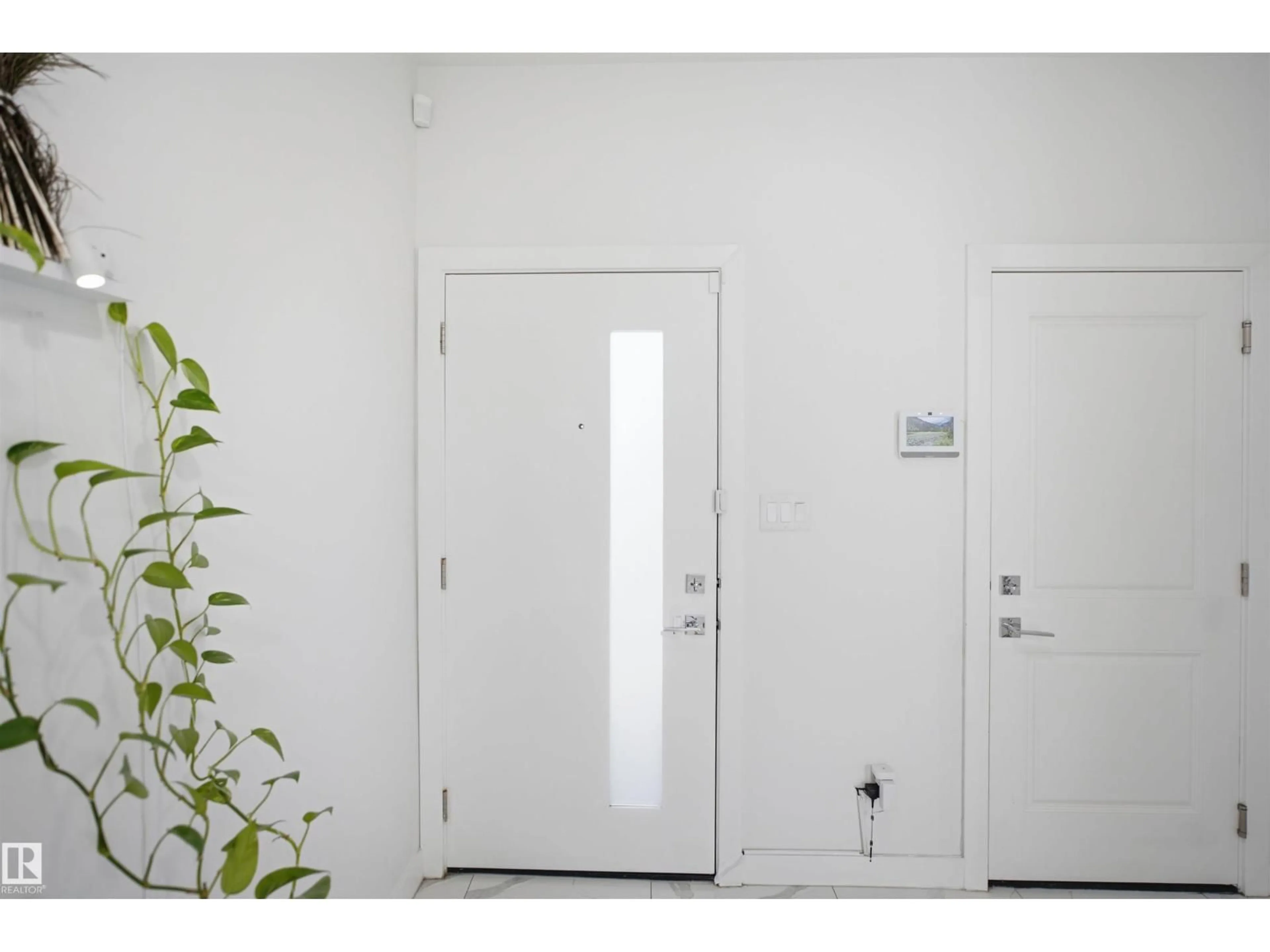 Indoor entryway for 2027 13 AV, Edmonton Alberta T6T2R8