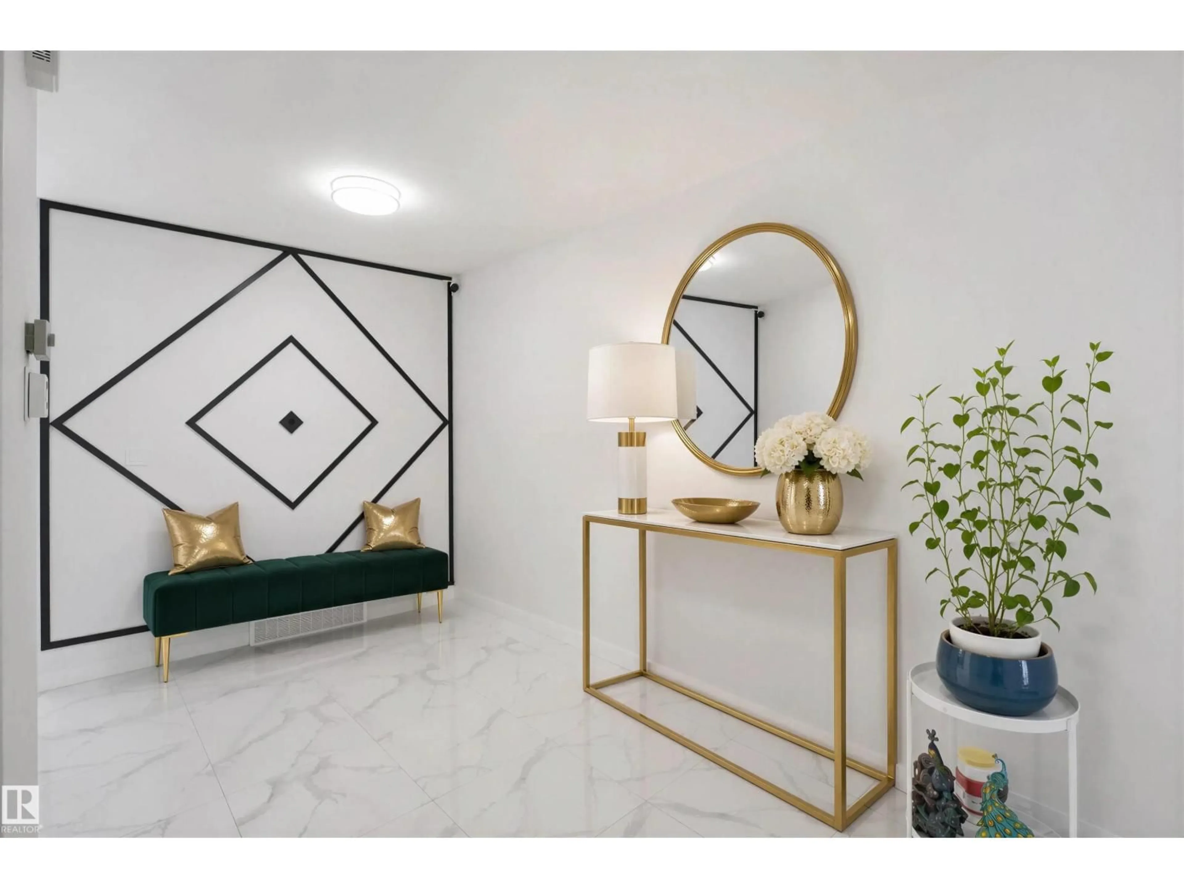 Indoor entryway for 2027 13 AV, Edmonton Alberta T6T2R8