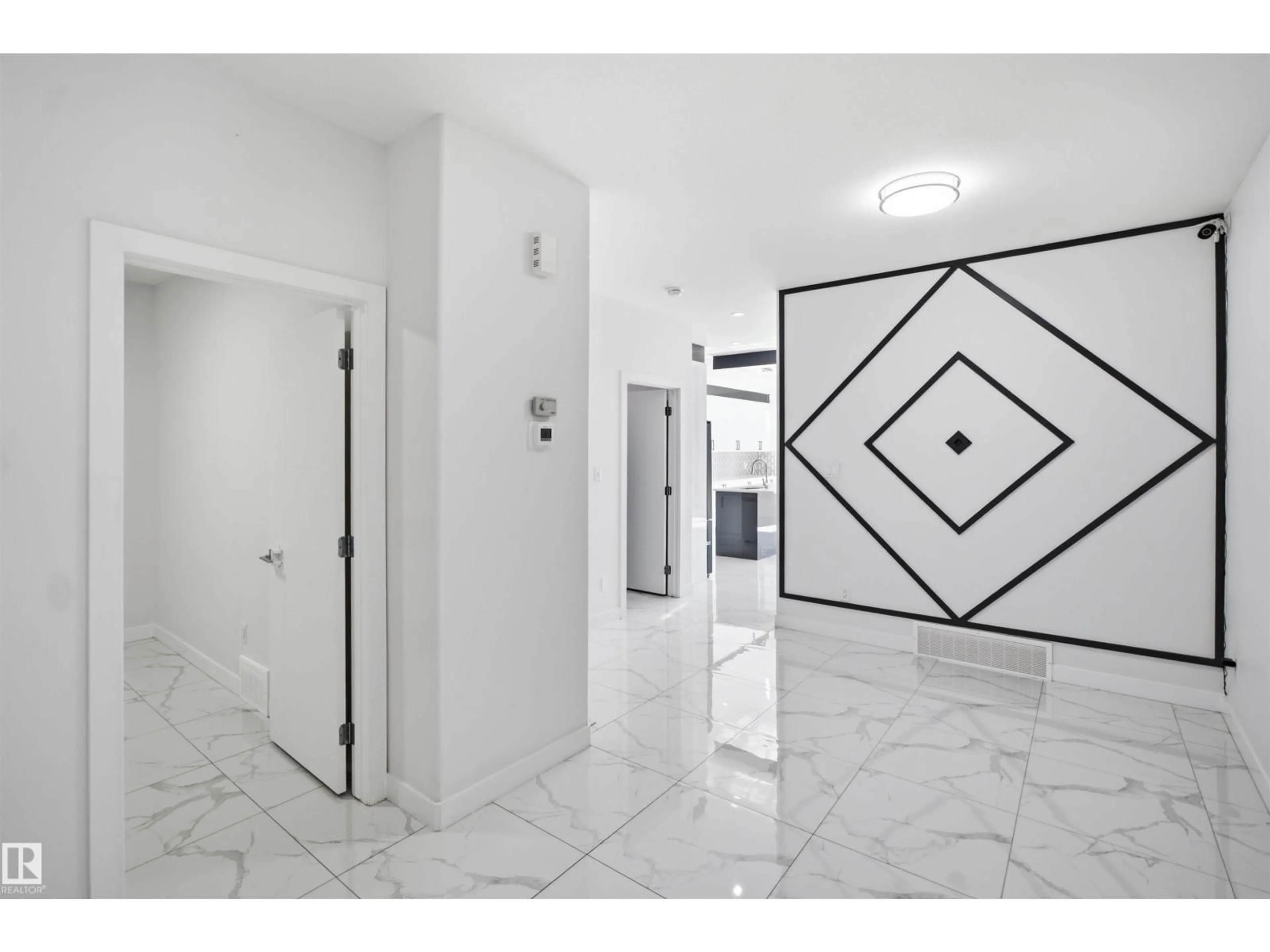 Indoor foyer for 2027 13 AV, Edmonton Alberta T6T2R8