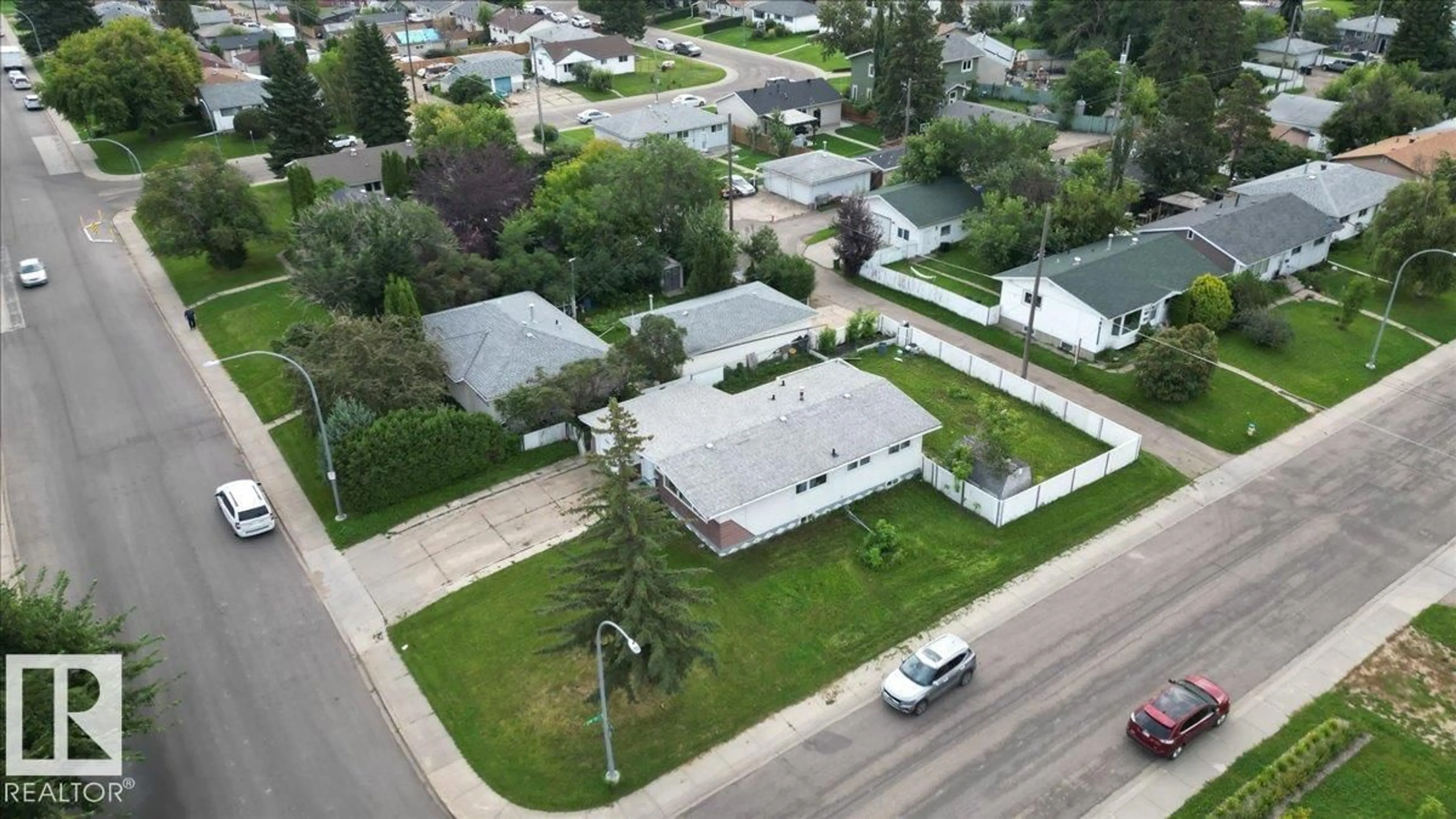 A pic from outside/outdoor area/front of a property/back of a property/a pic from drone, street for 12919 135 AV NW, Edmonton Alberta T5L3X7