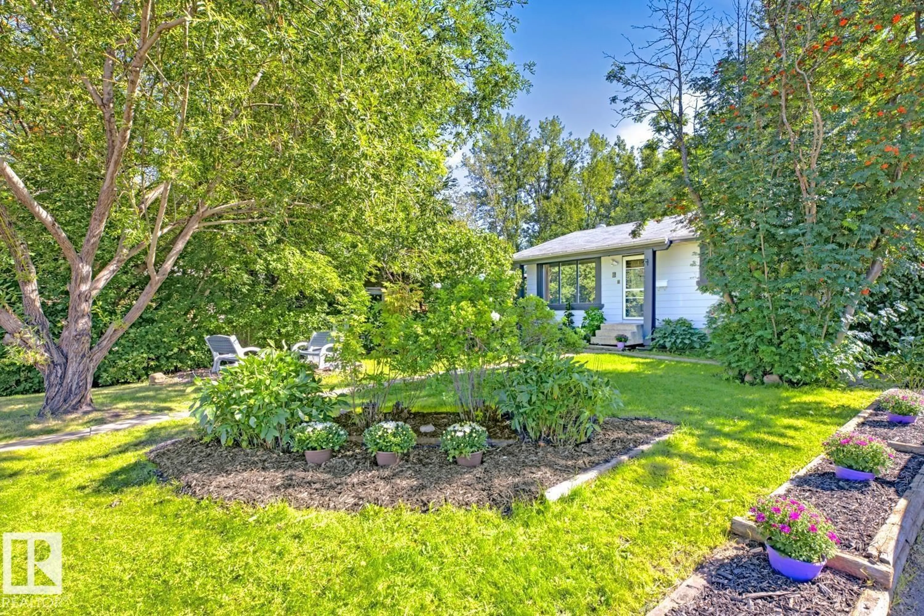 A pic from outside/outdoor area/front of a property/back of a property/a pic from drone, street for 6 LUNDY PARK RD, Stony Plain Alberta T7Z1G6