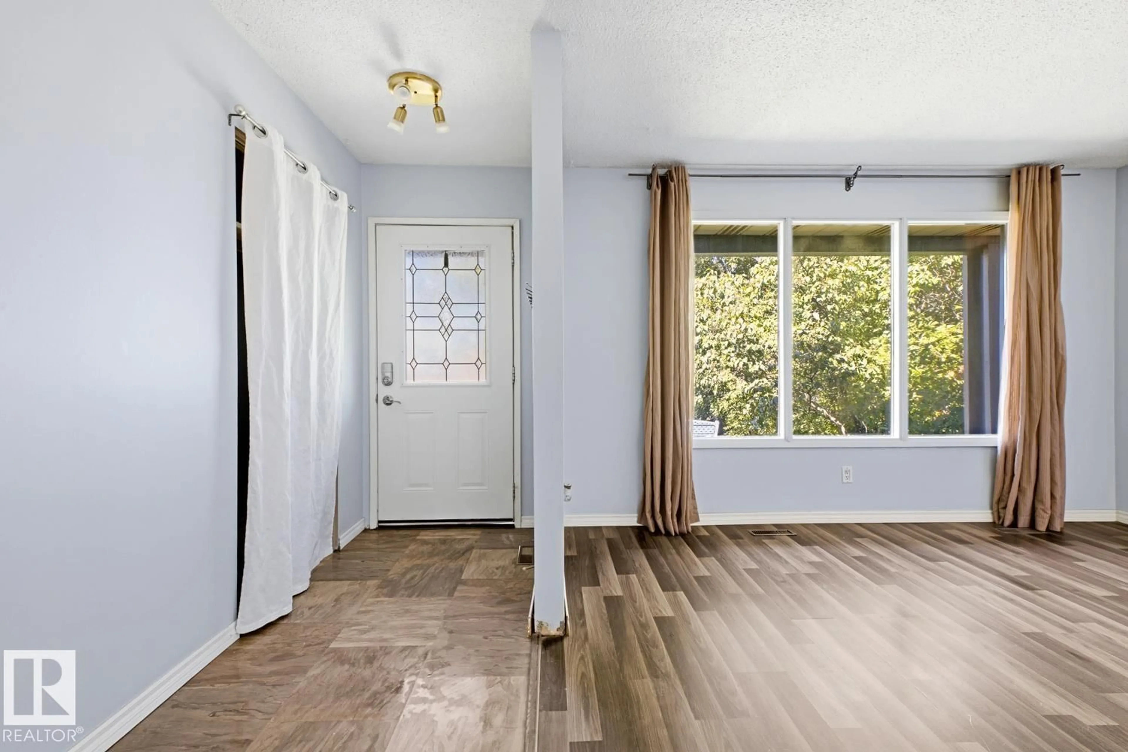 Indoor entryway for 6 LUNDY PARK RD, Stony Plain Alberta T7Z1G6