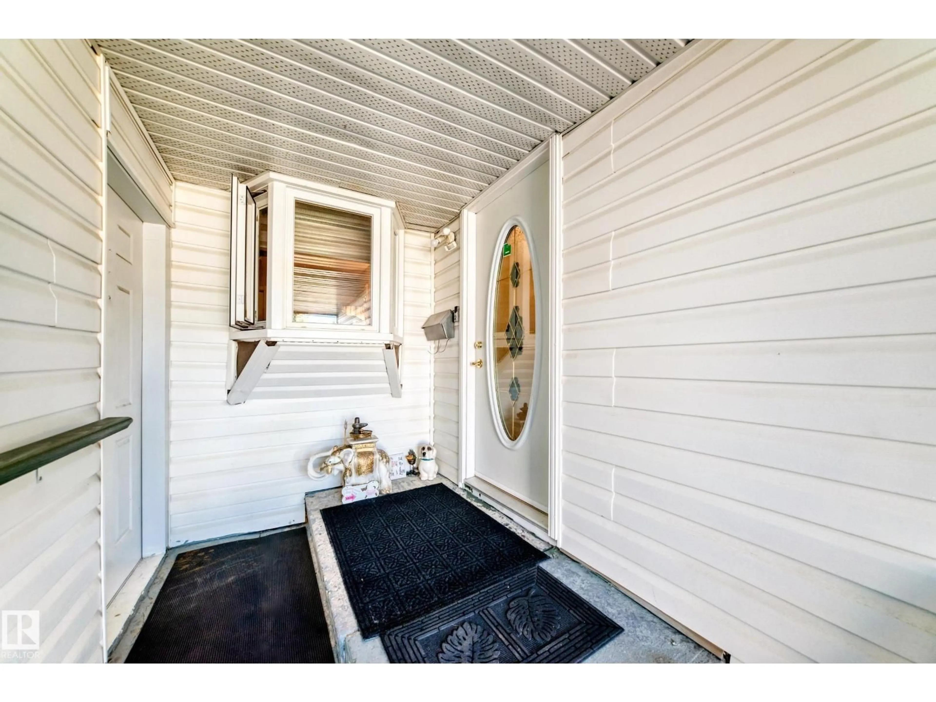 Indoor entryway for NW - 11945 138 AV, Edmonton Alberta T5X4K1