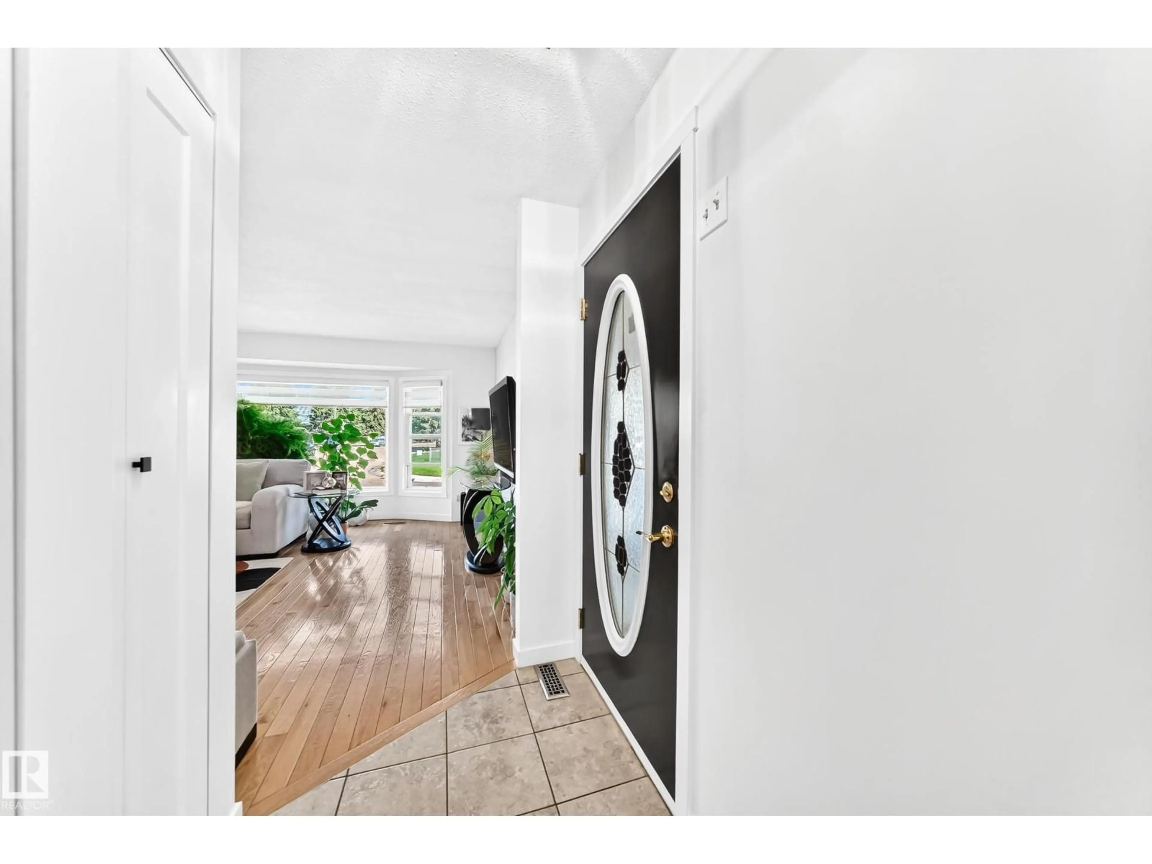 Indoor entryway for NW - 11945 138 AV, Edmonton Alberta T5X4K1