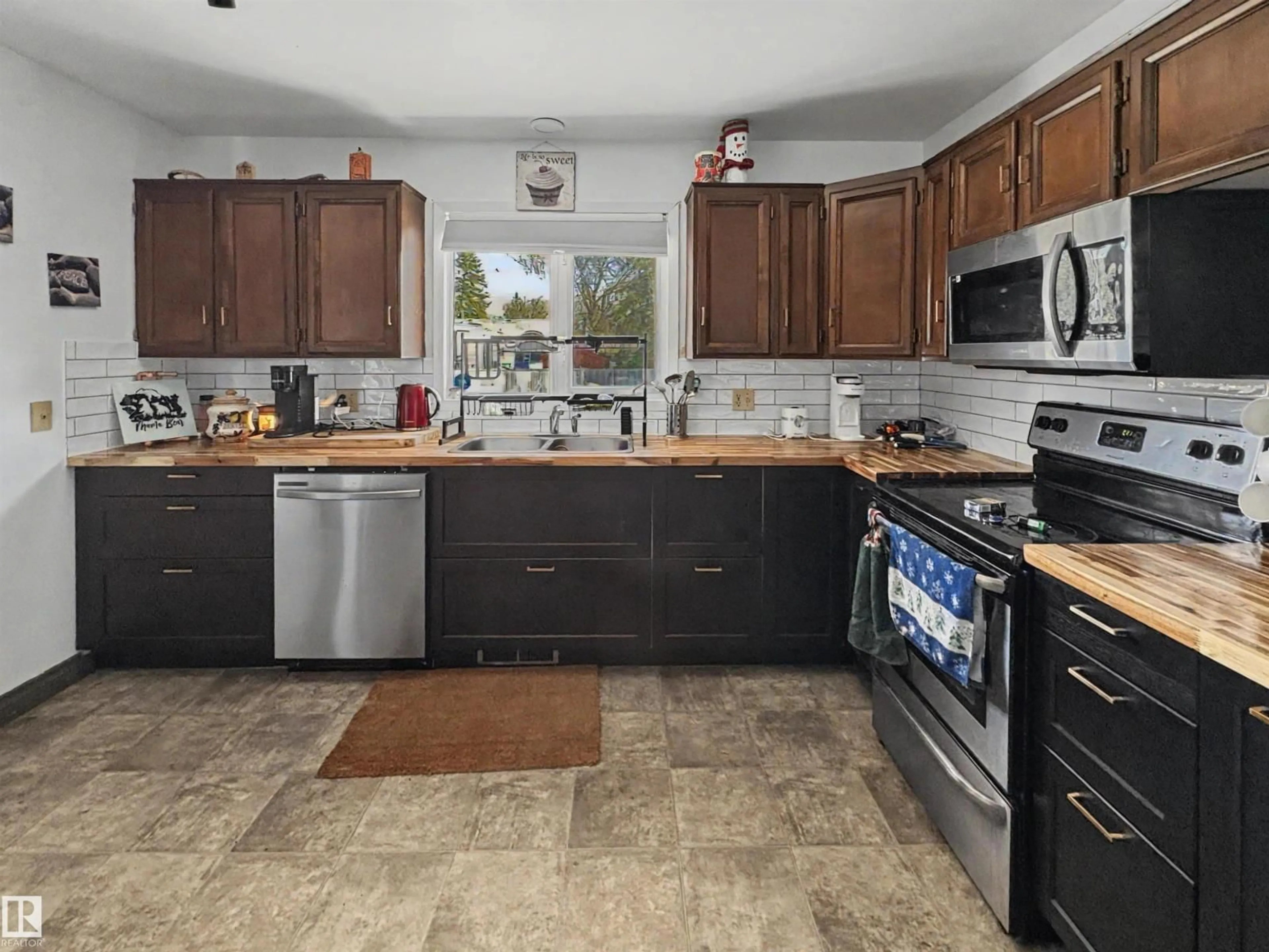 Open concept kitchen, ceramic/tile floor for 4513 42 ST, Bonnyville Town Alberta T9N1J1