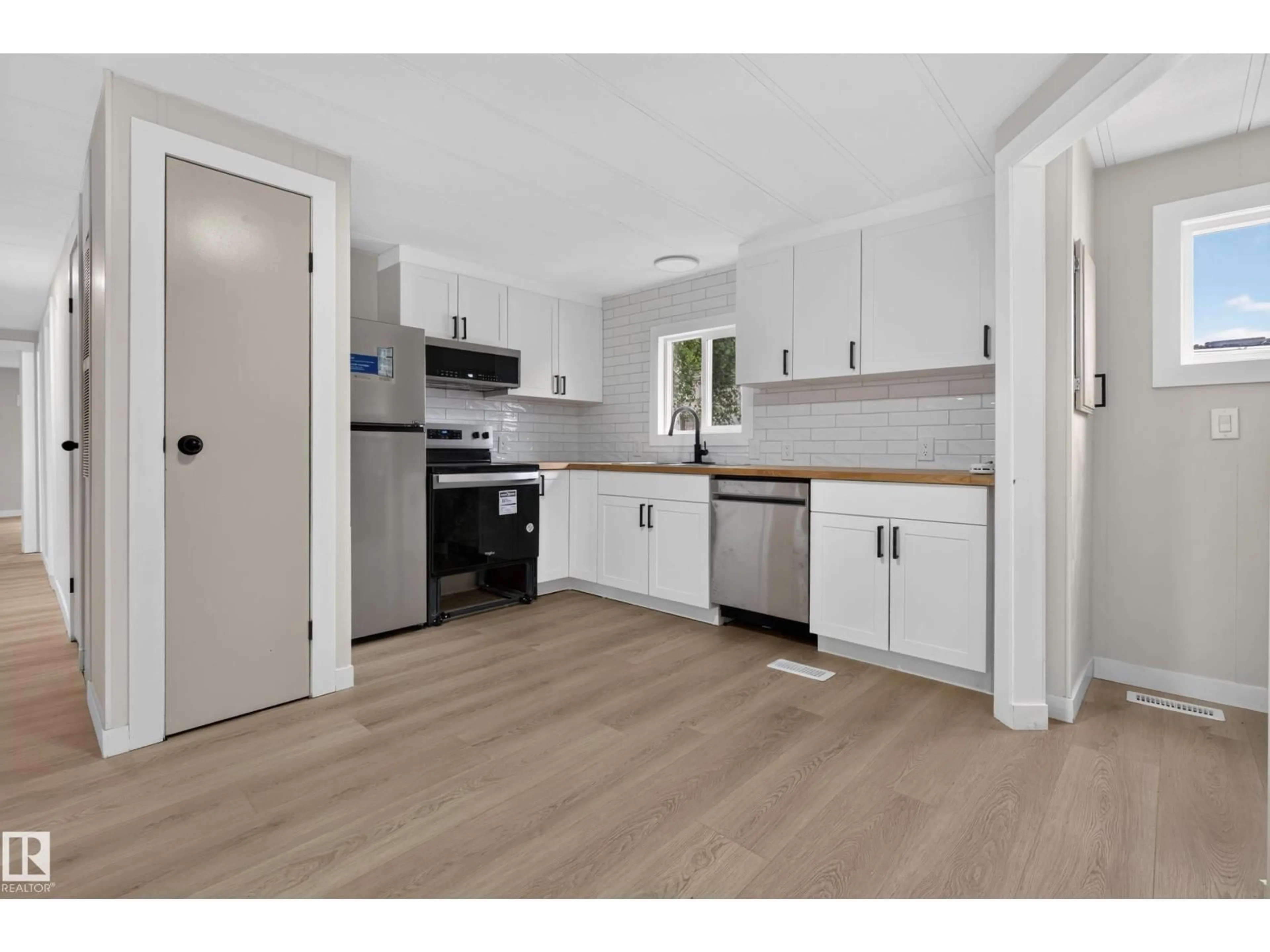 Standard kitchen, wood/laminate floor for 20 WEST VIEW BV, Edmonton Alberta T5S1T5