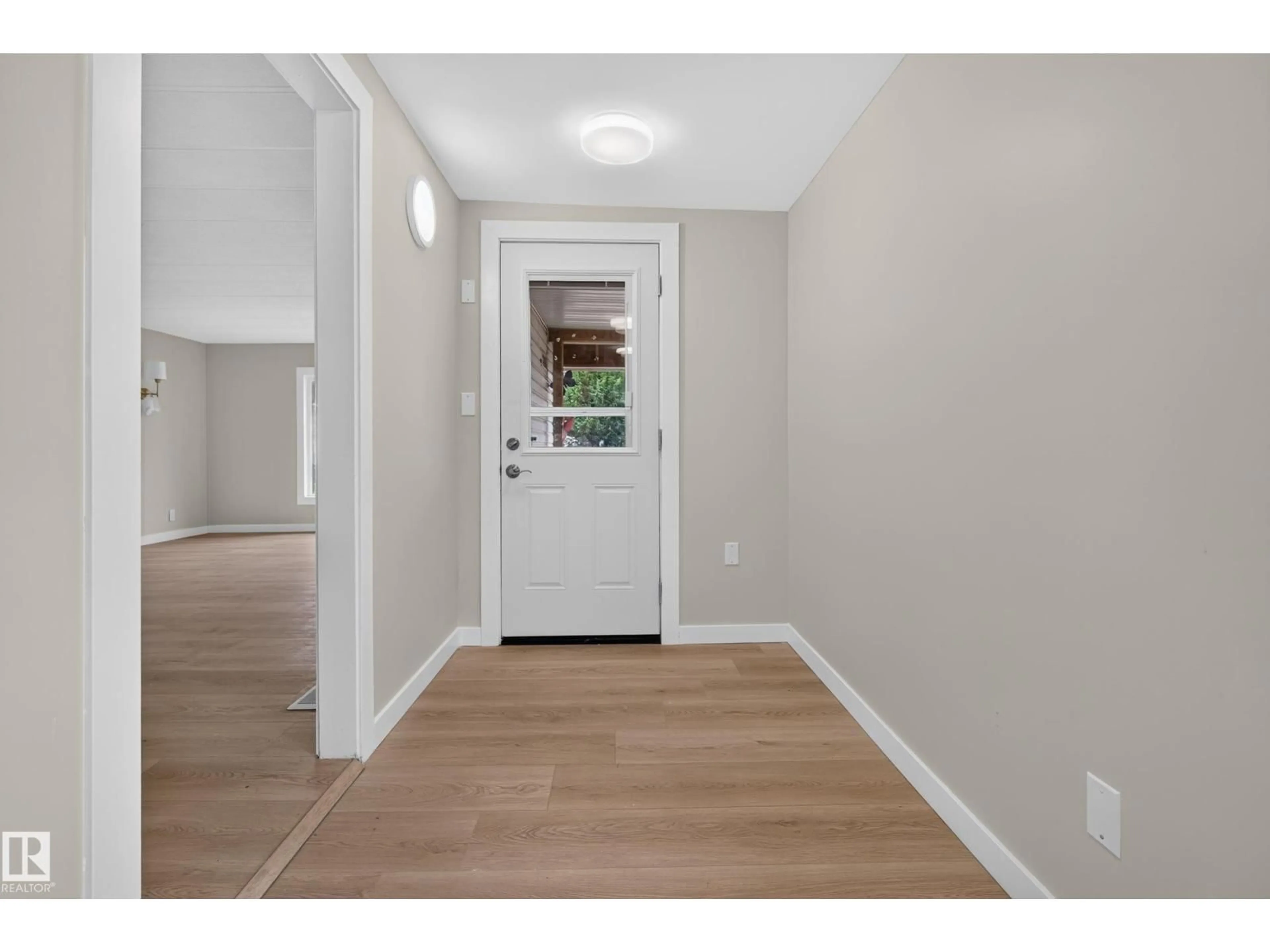 Indoor entryway for 20 WEST VIEW BV, Edmonton Alberta T5S1T5