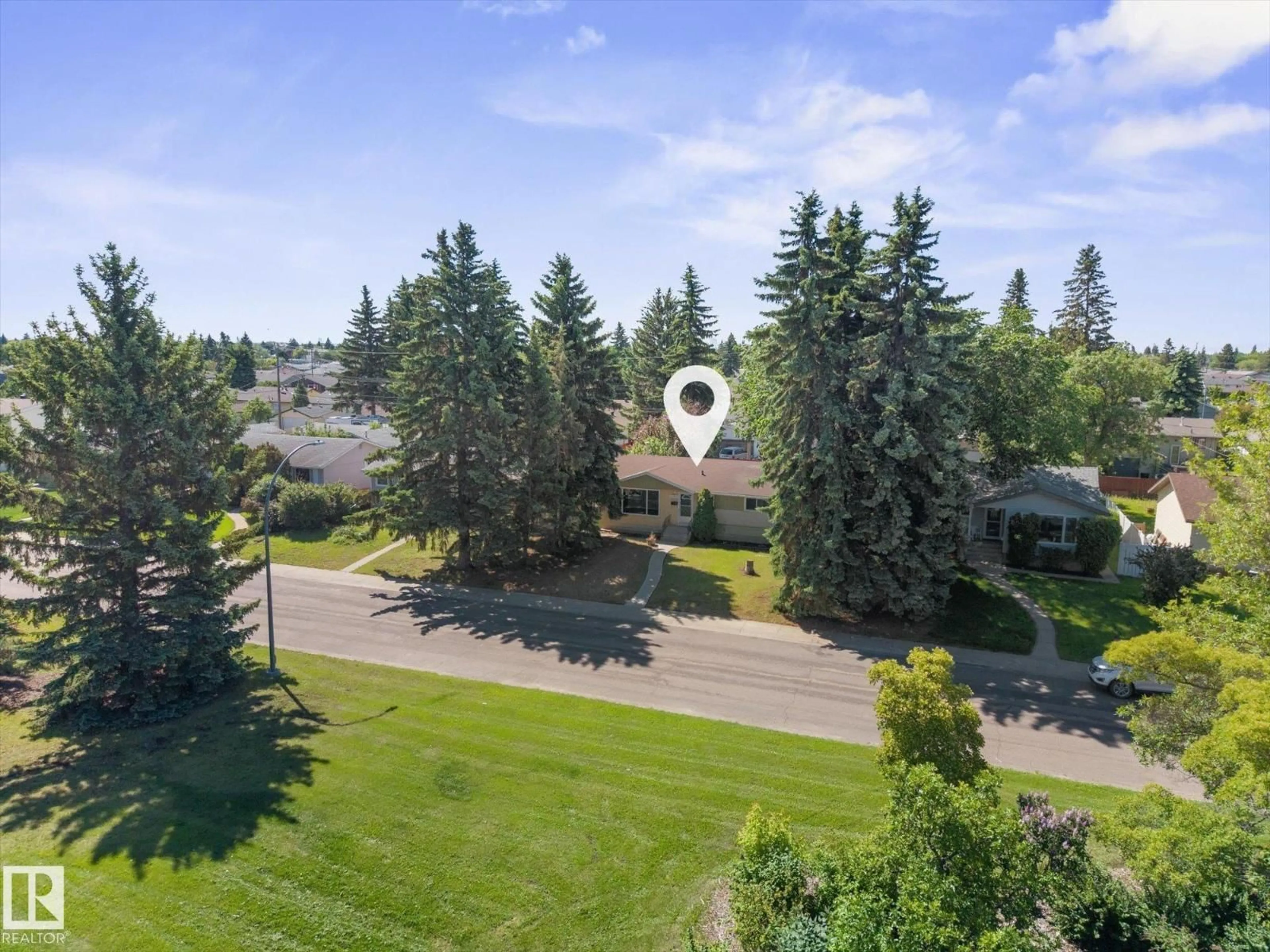 A pic from outside/outdoor area/front of a property/back of a property/a pic from drone, unknown for 13623 136A AV NW, Edmonton Alberta T5L4B9