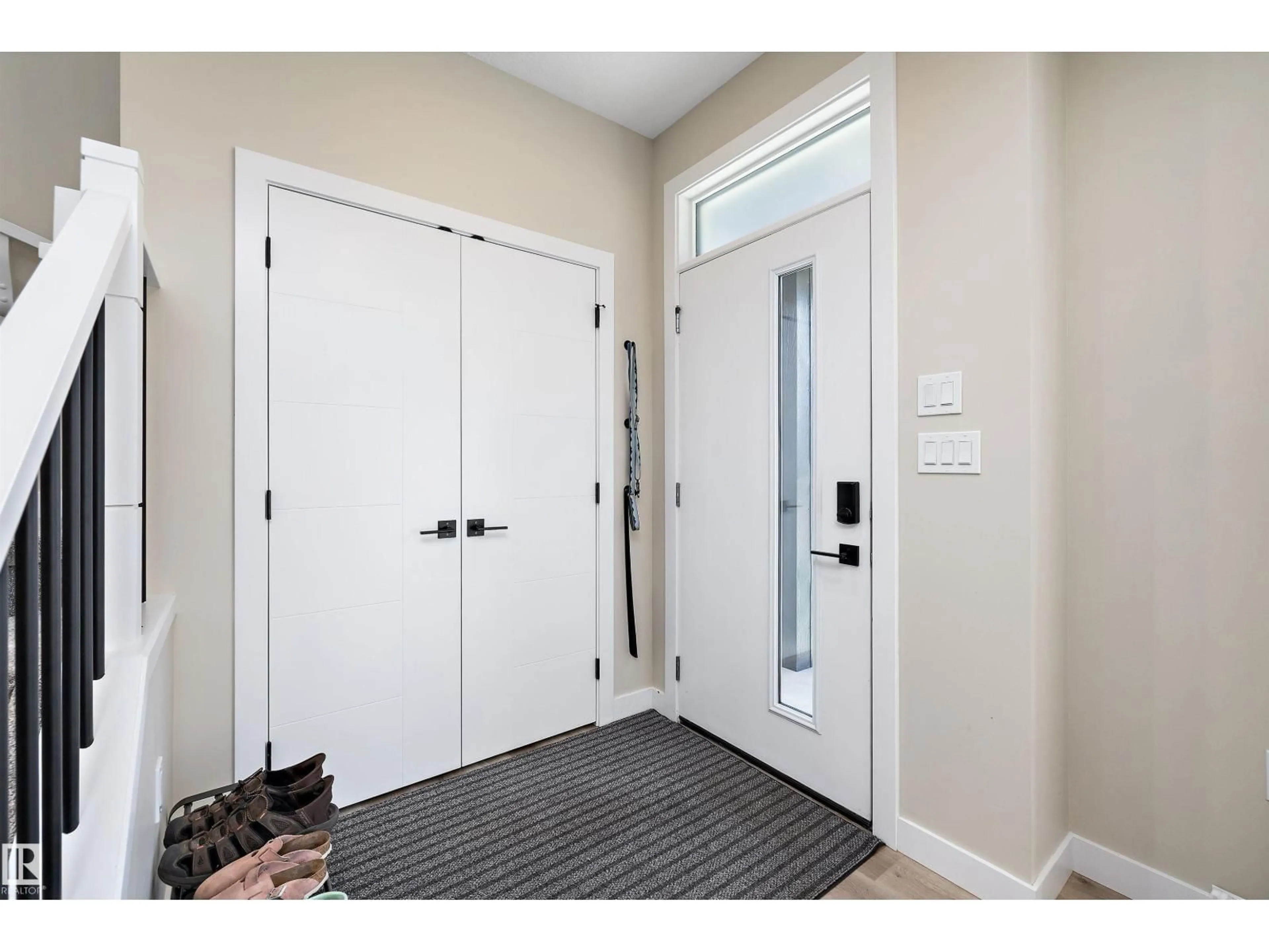 Indoor entryway for 7208 78 AV, Edmonton Alberta T6B0B9