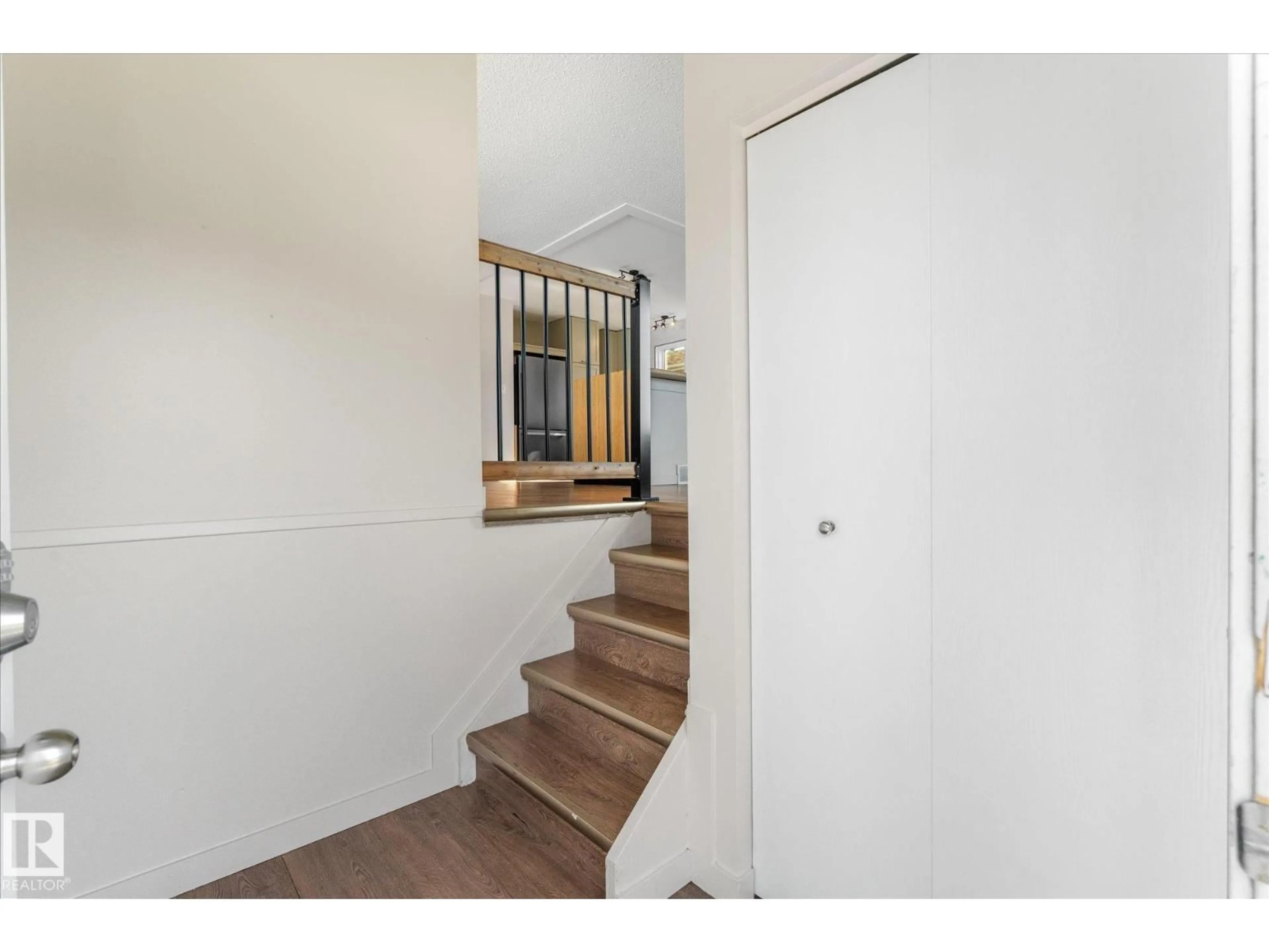Indoor foyer for 22 WESTLAKE DR, Spruce Grove Alberta T7X1S5