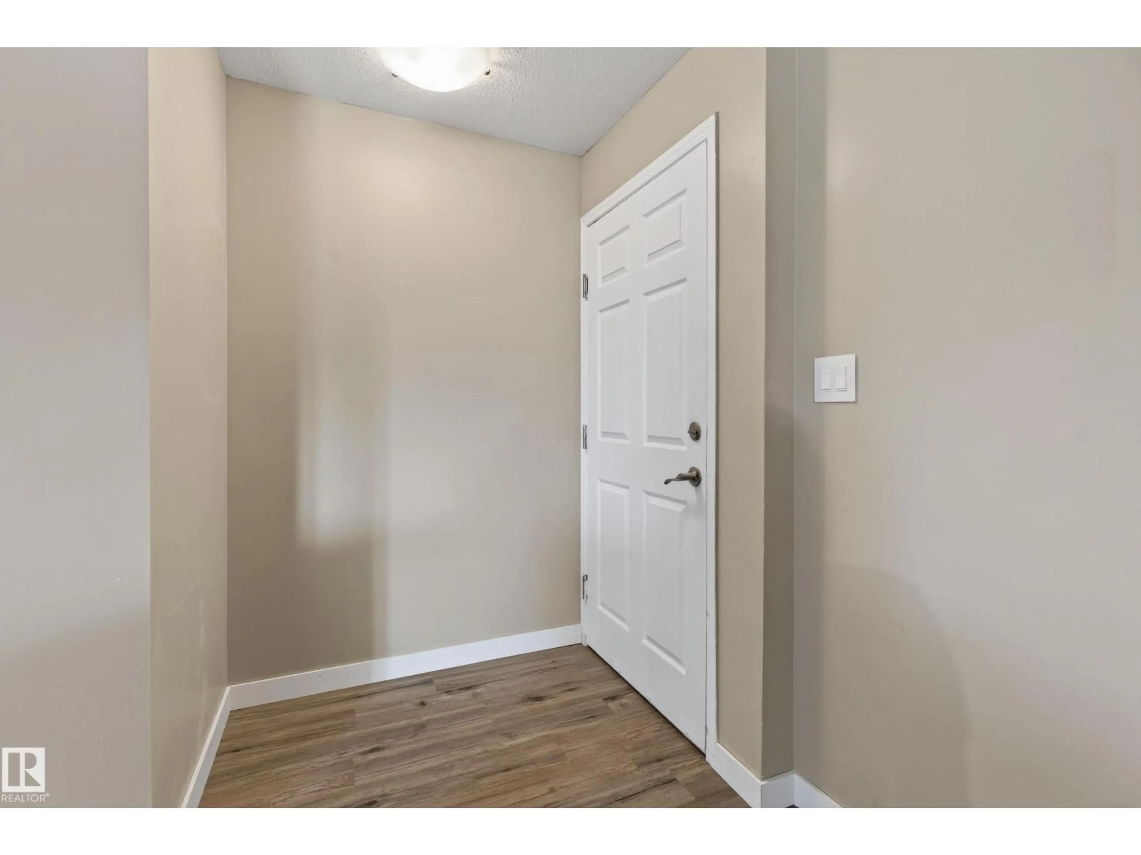 Indoor entryway for 42 - 222 SUMMERWOOD BV, Sherwood Park Alberta T8H0C3