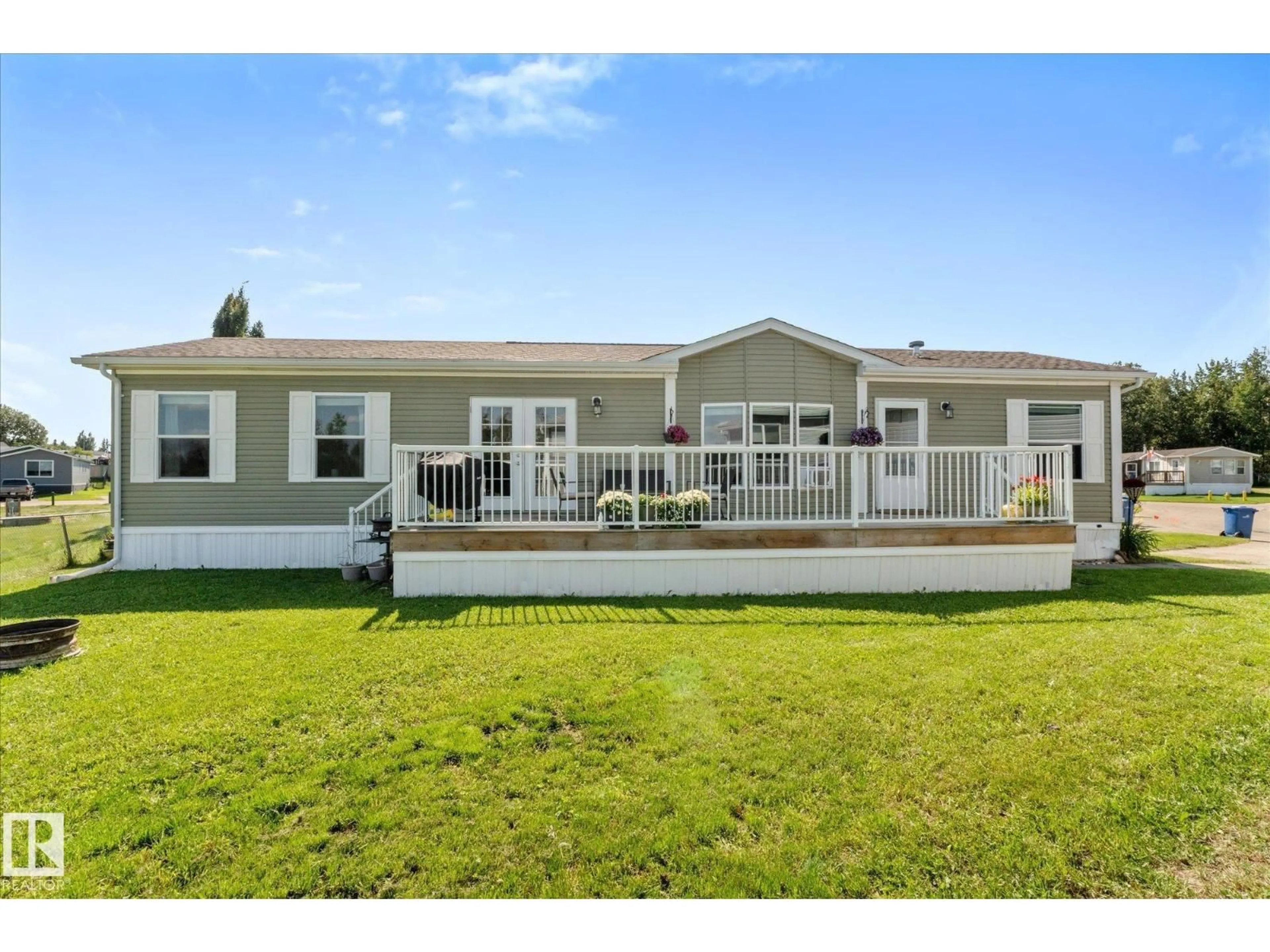 Home with vinyl exterior material, water/lake/river/ocean view for 1435 53222 RGE RD RD, Rural Parkland County Alberta T7X4M4
