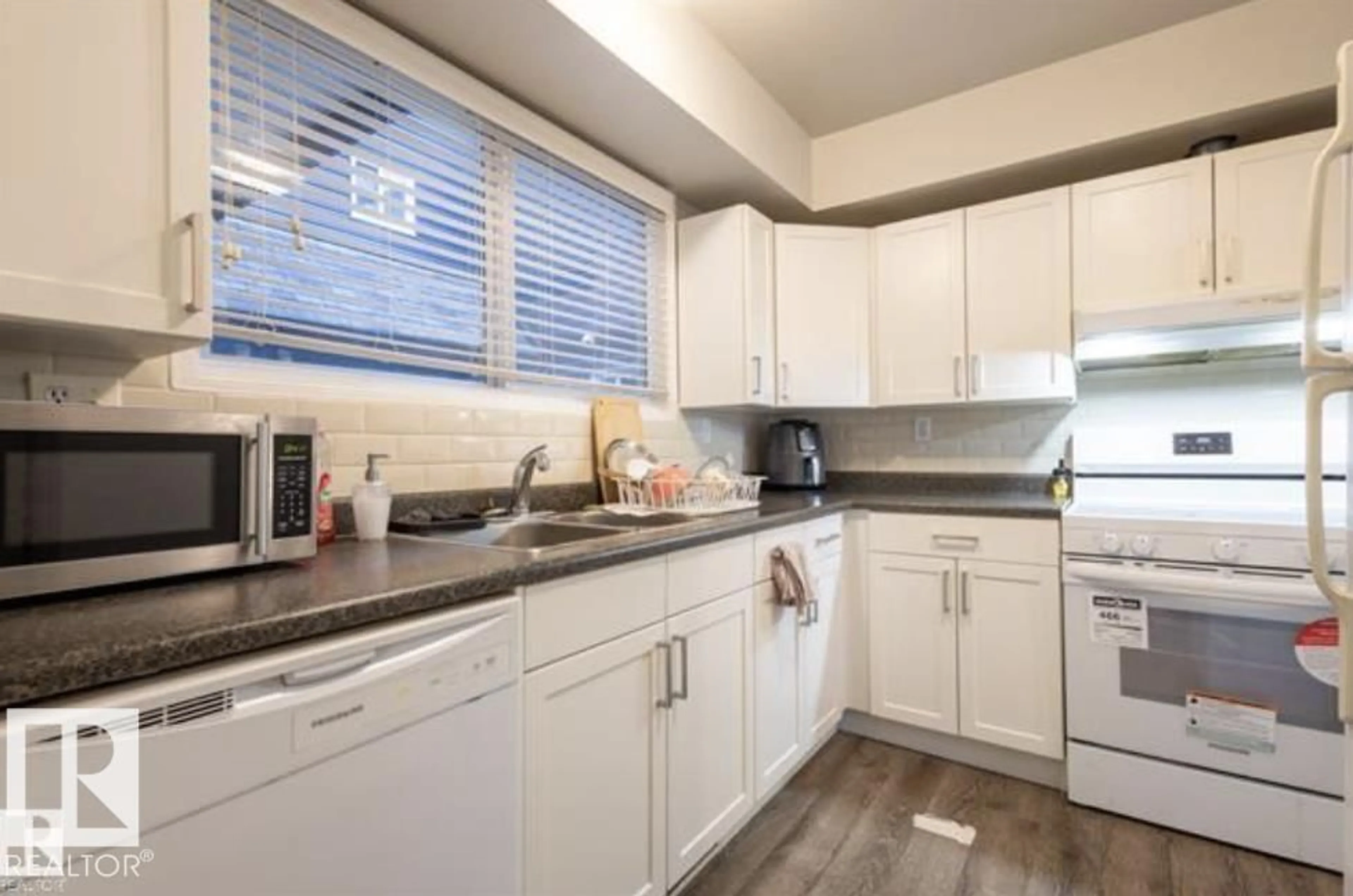 Standard kitchen, unknown for 3530 42 ST, Edmonton Alberta T6L5A1