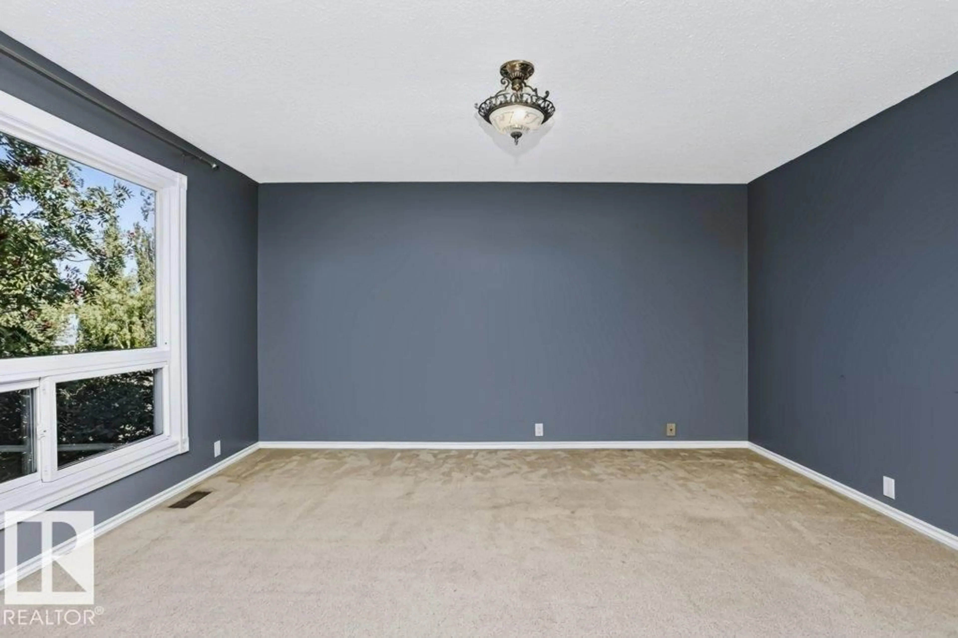 A pic of a room for 3633 44 AV, Edmonton Alberta T6L5M5
