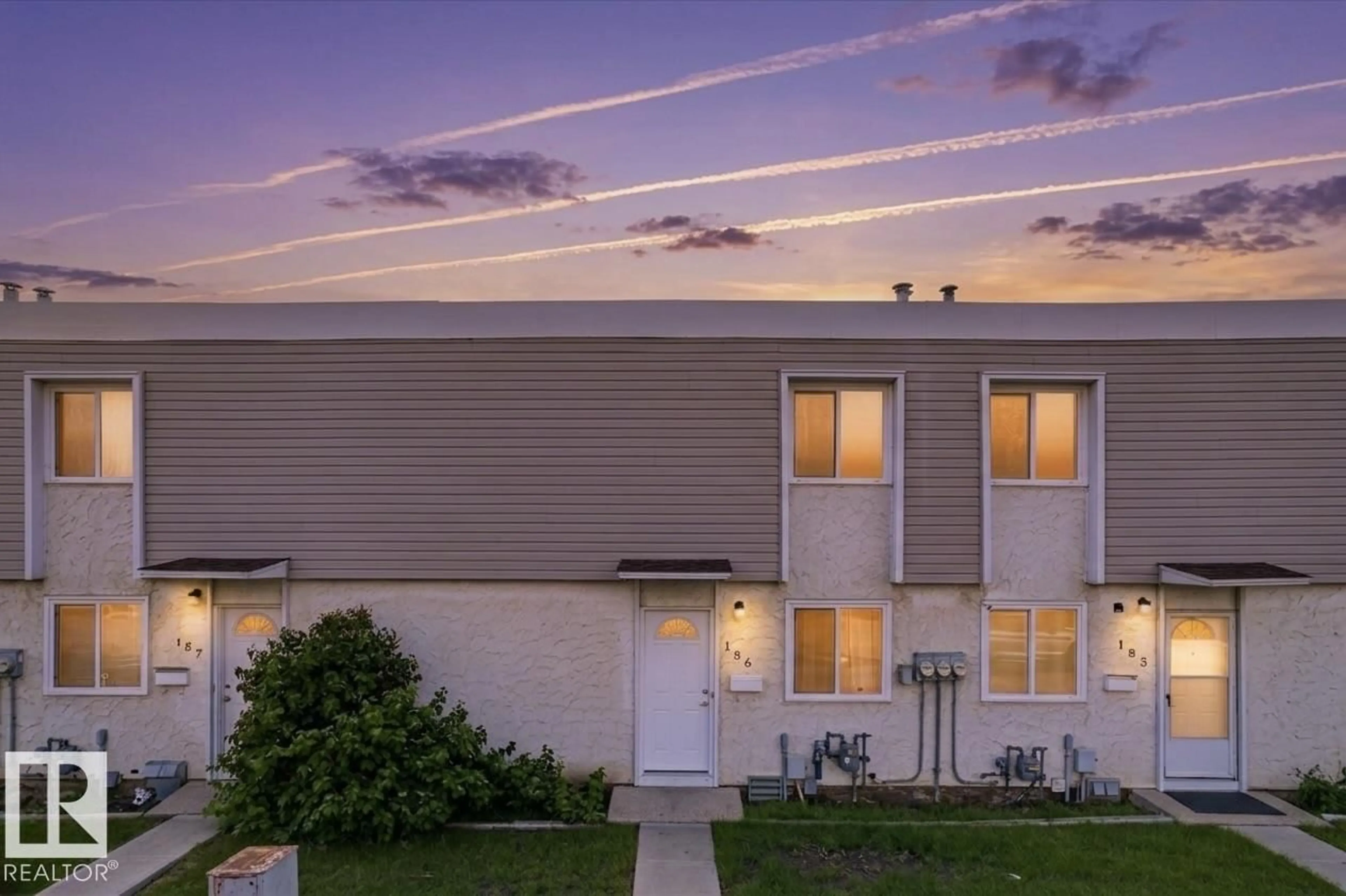 A pic from outside/outdoor area/front of a property/back of a property/a pic from drone, street for 186 CORNELL CT, Edmonton Alberta T5C3C3