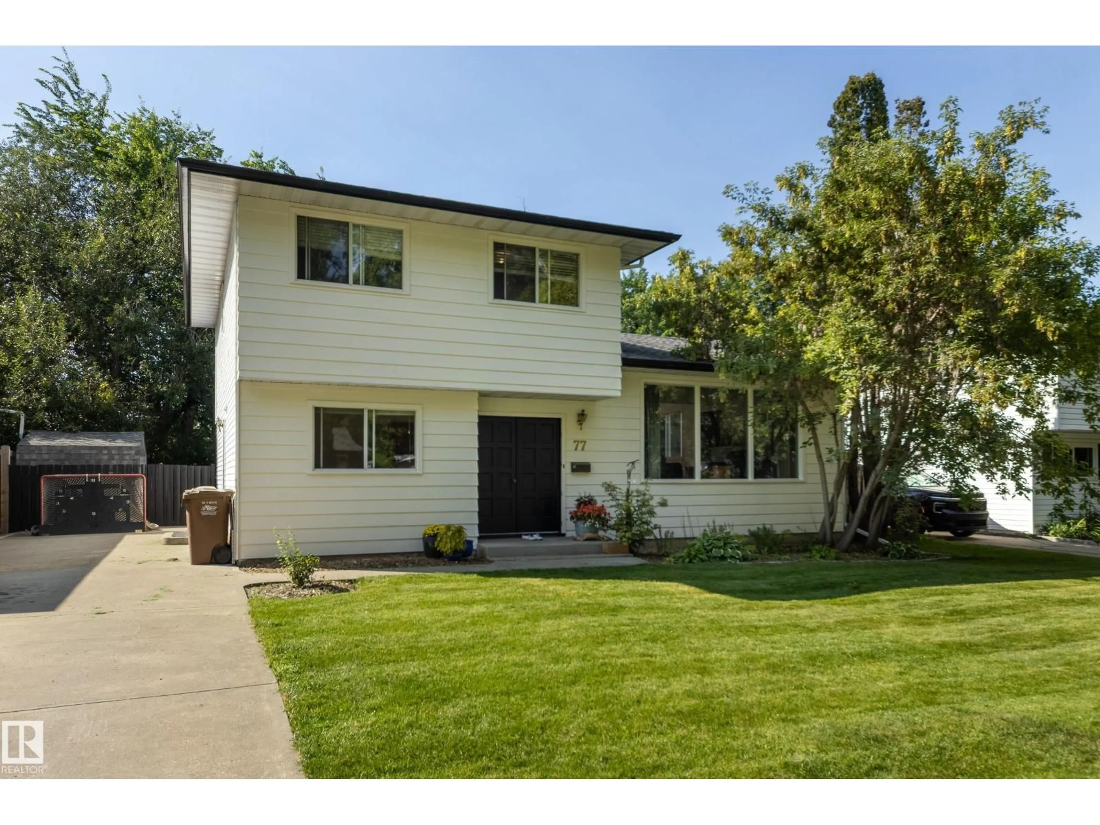 Home with vinyl exterior material, street for 77 BEACON CR, St. Albert Alberta T8N0A4