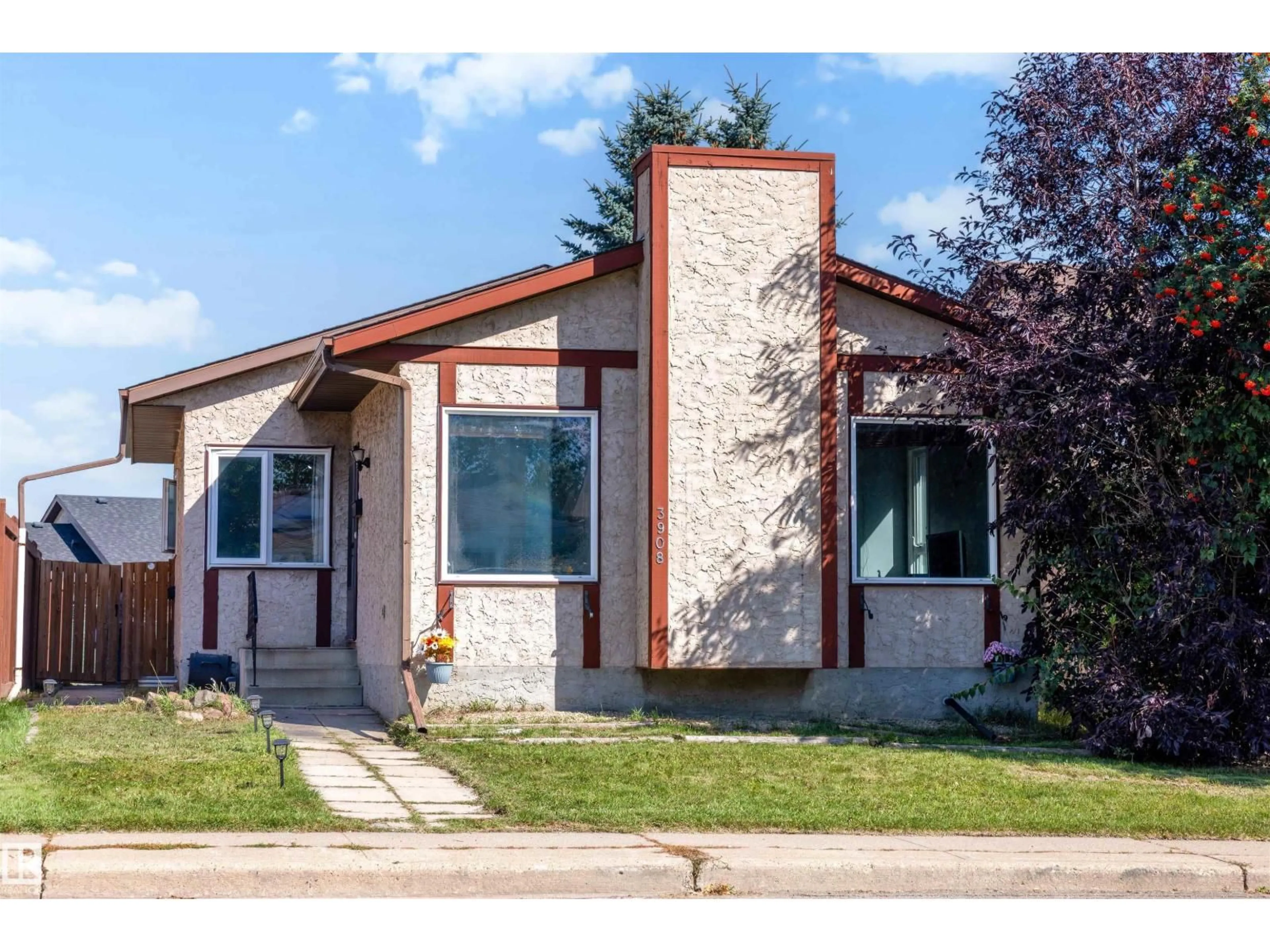 Home with vinyl exterior material, street for 3908 41 AV, Edmonton Alberta T6L5M4