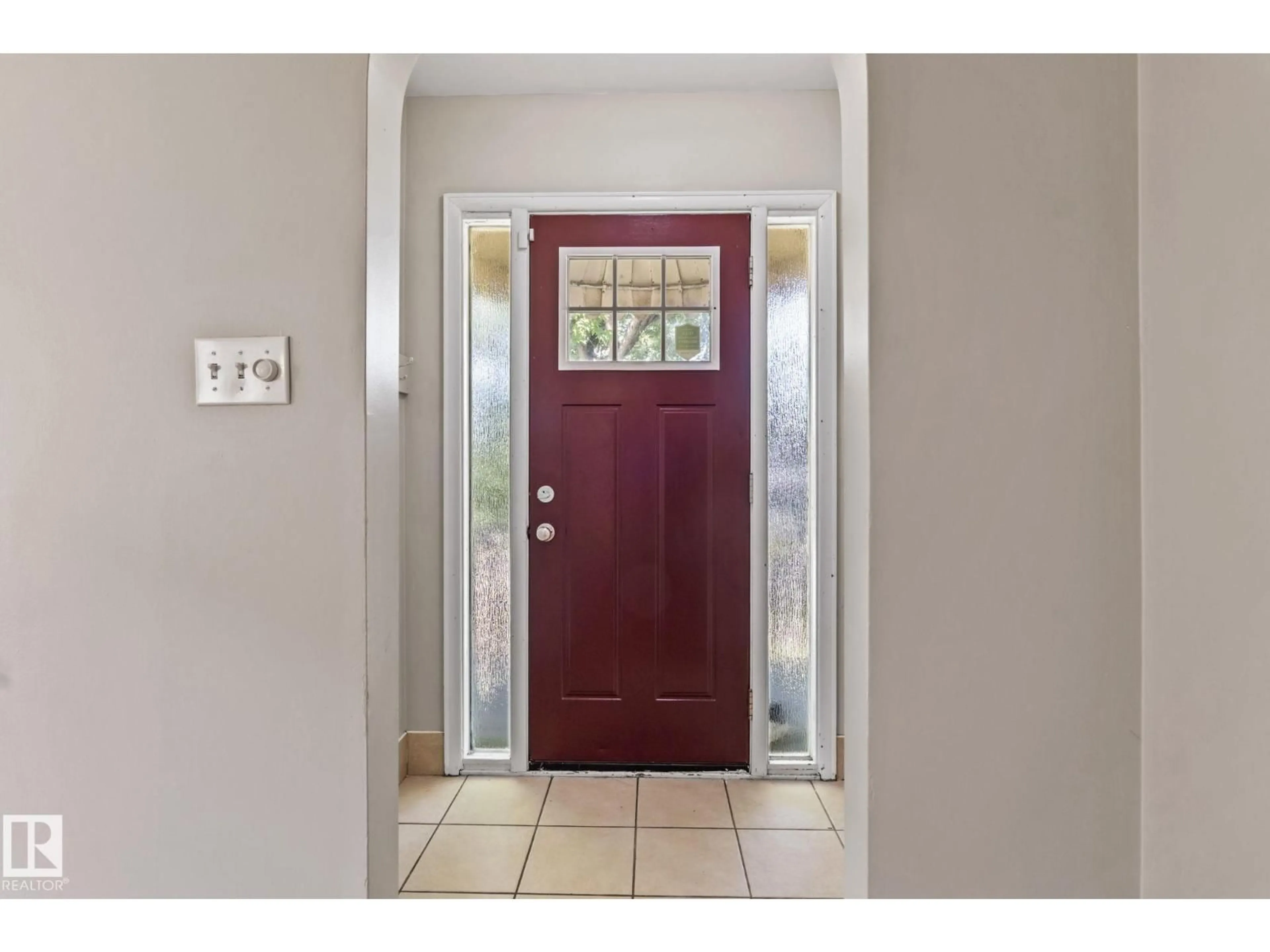 Indoor entryway for 11811 70 ST, Edmonton Alberta T5B1T8