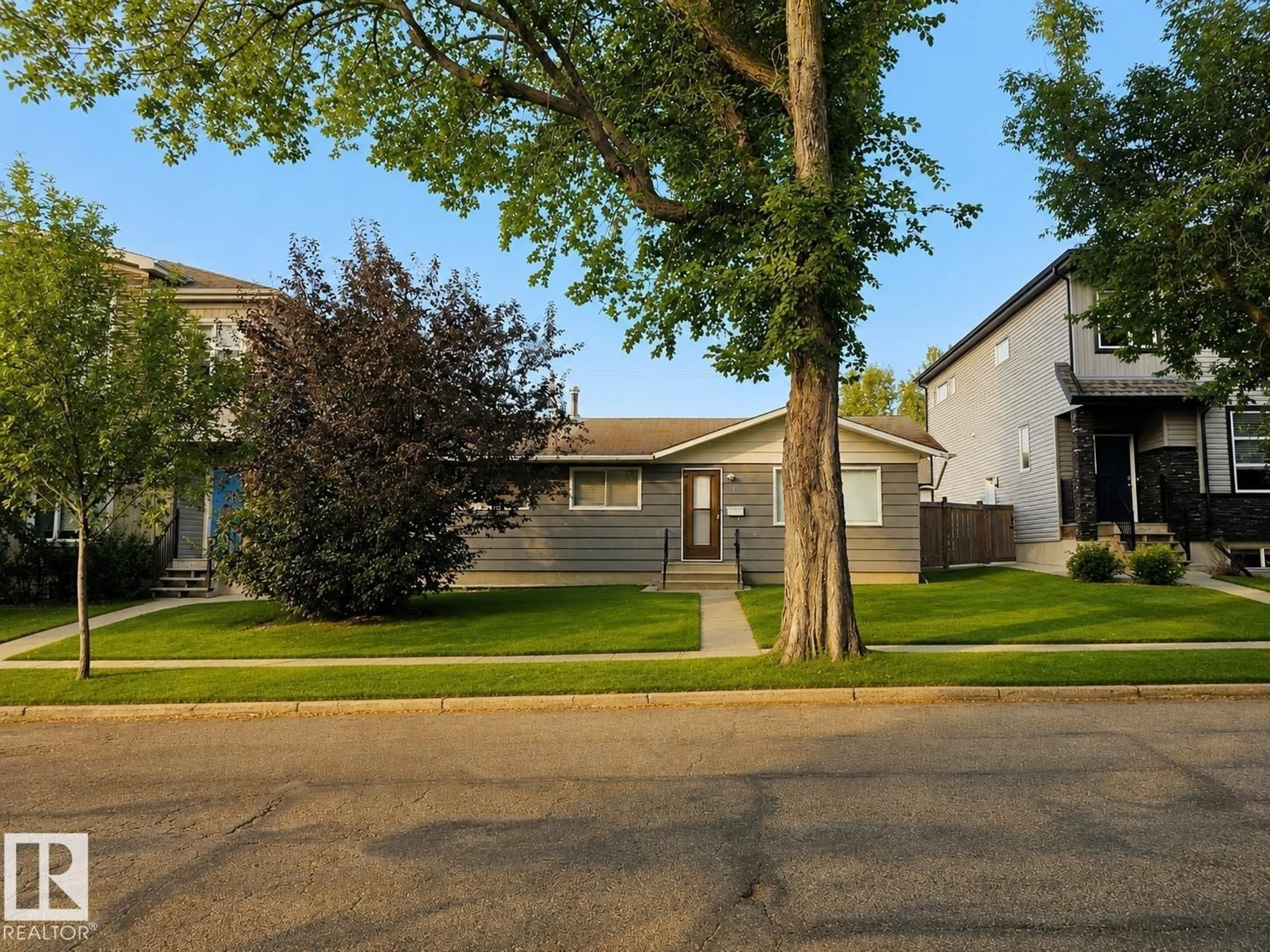 Home with vinyl exterior material, street for 4 MUIR DR, St. Albert Alberta T8N1G2