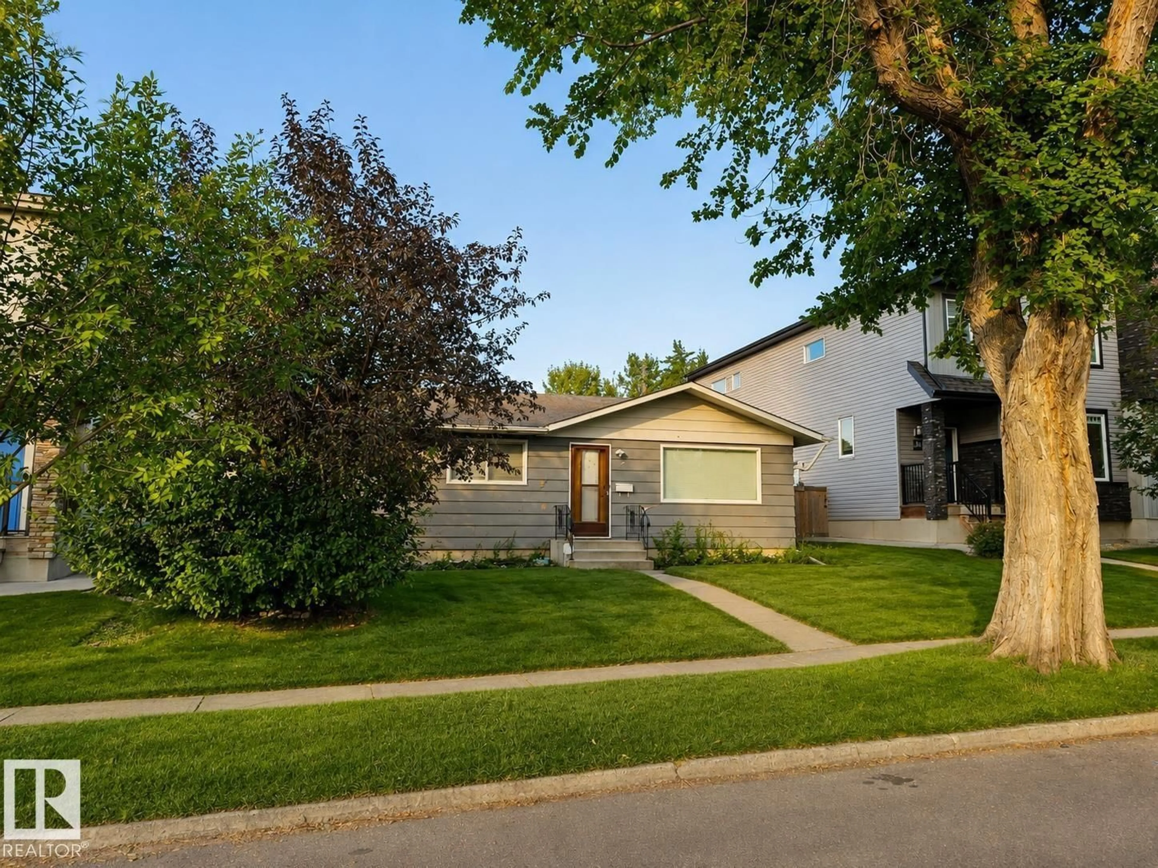 Home with vinyl exterior material, street for 4 MUIR DR, St. Albert Alberta T8N1G2