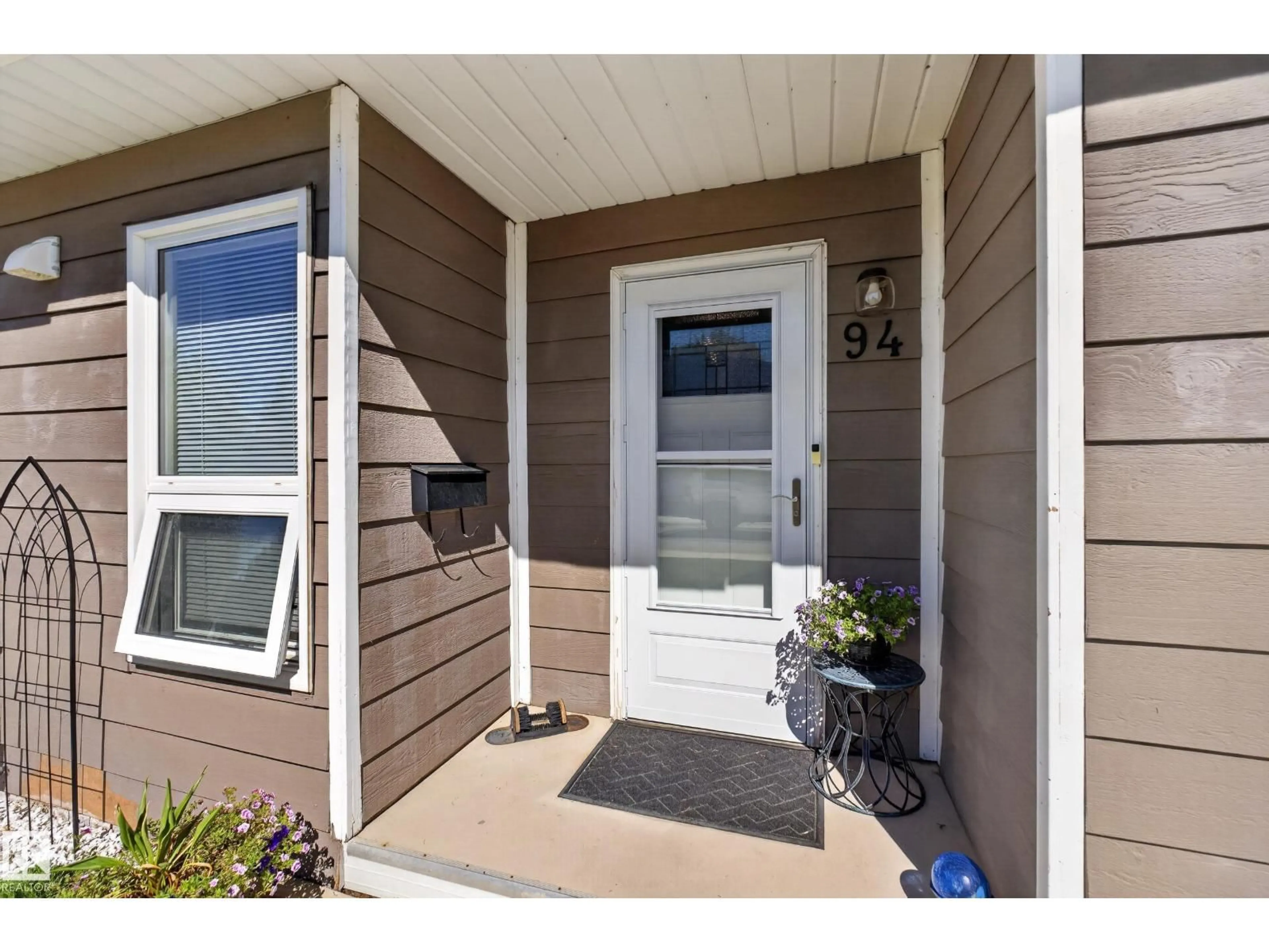 Indoor entryway for 94 GREENFIELD ES, St. Albert Alberta T8N2G2