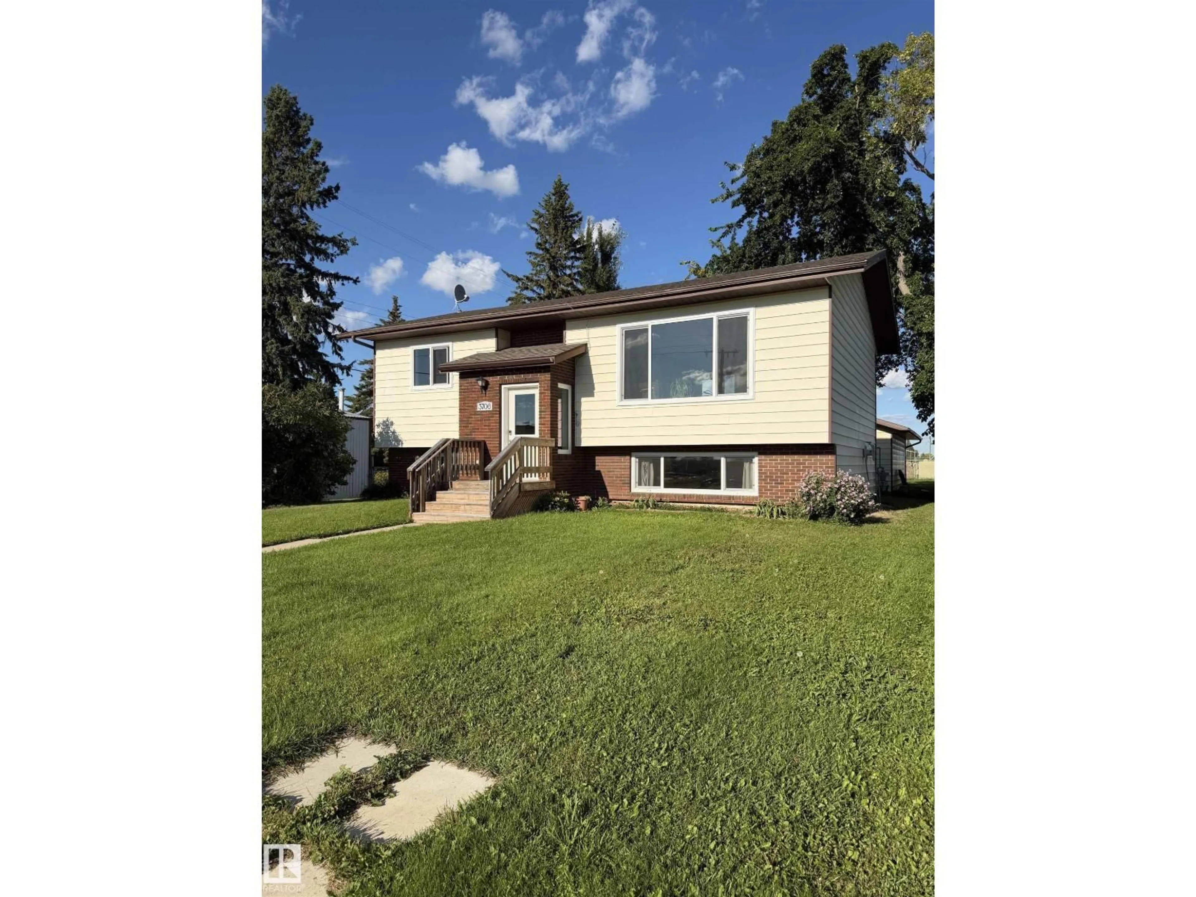 Home with vinyl exterior material, street for 3706 1ST STREET EAST, Mallaig Alberta T0A2K0