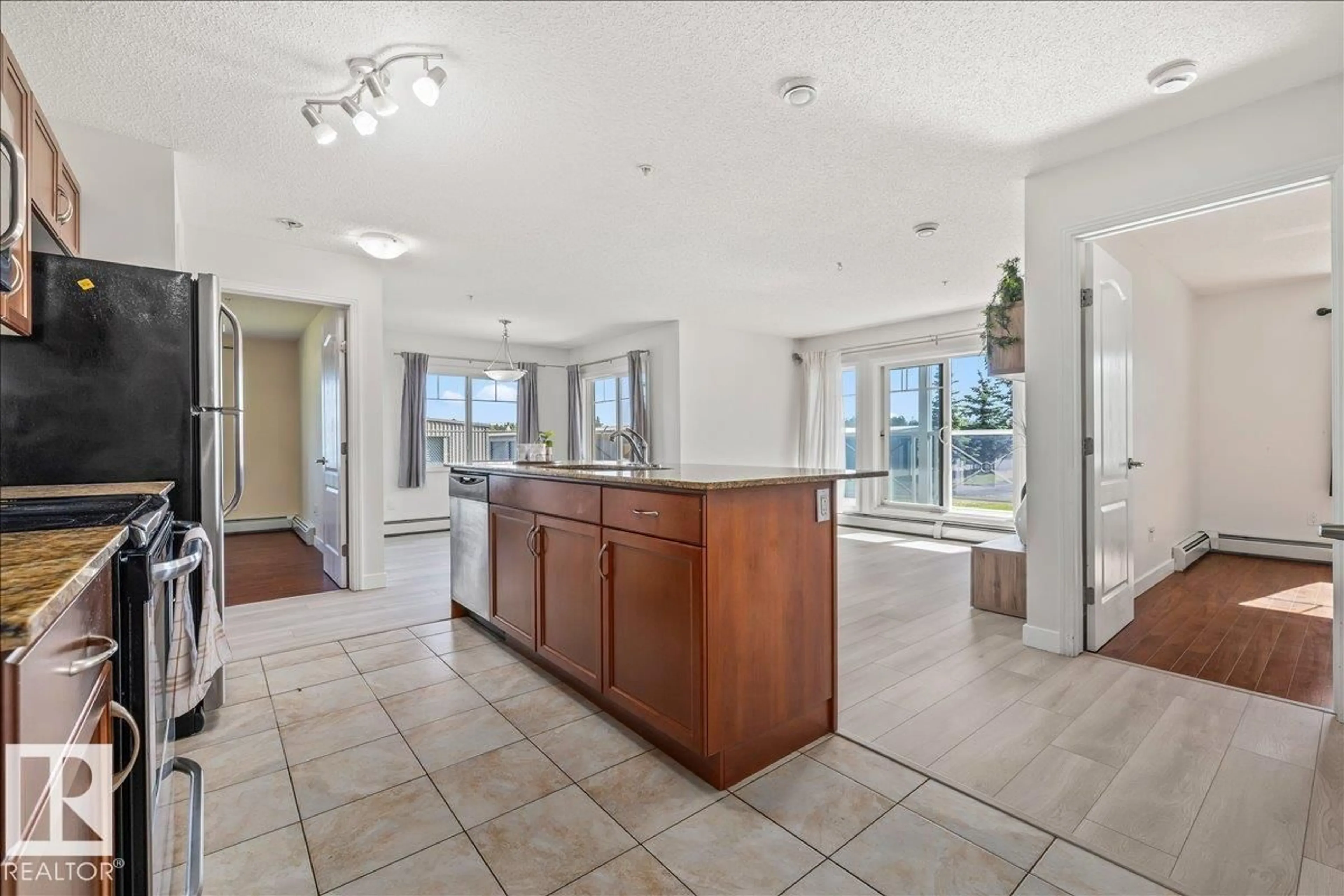 Indoor foyer for #114 - 12660 142 AV, Edmonton Alberta T5X0J5