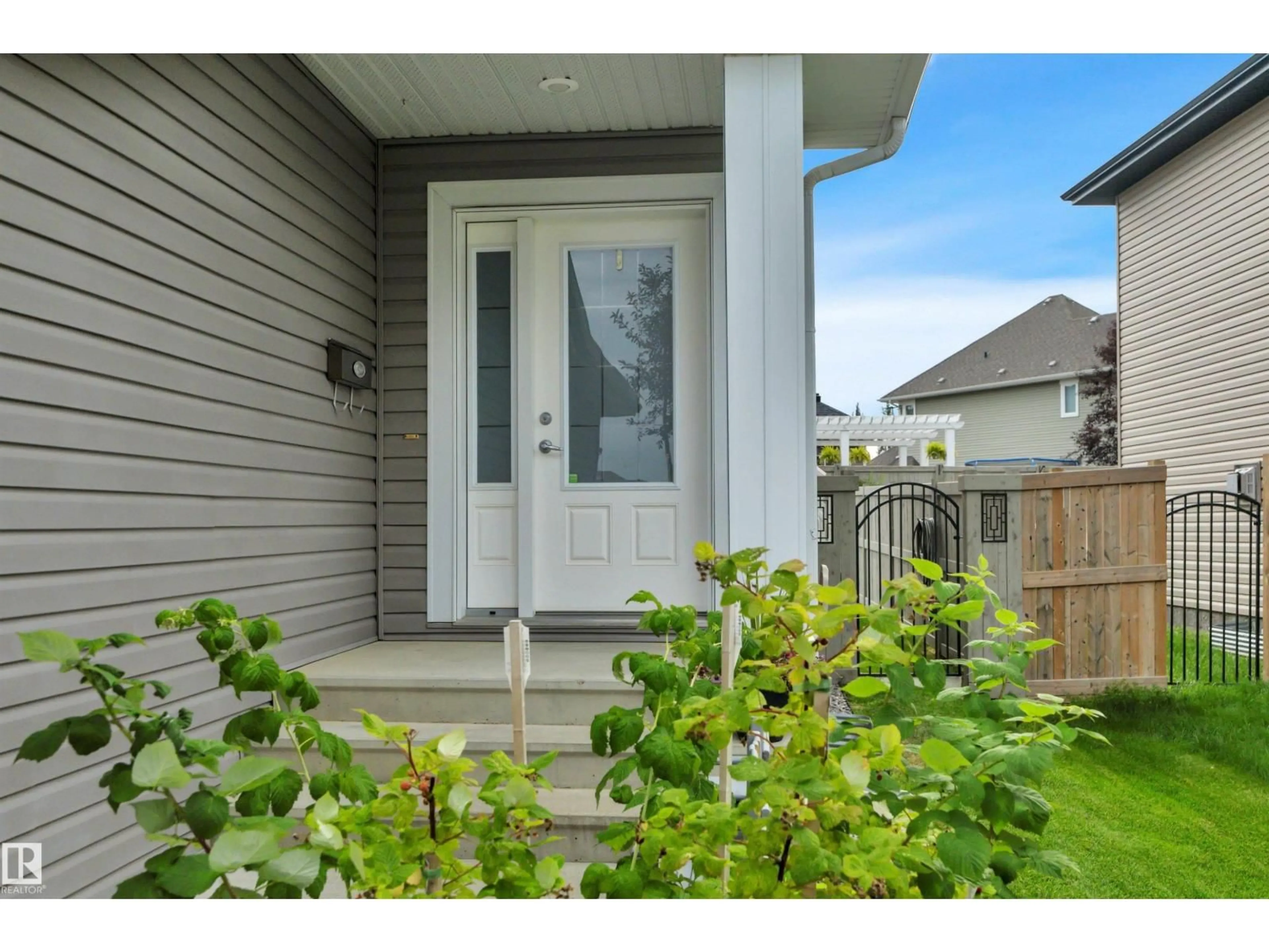 Indoor entryway for 125 RUE MONTALET, Beaumont Alberta T4X0W3