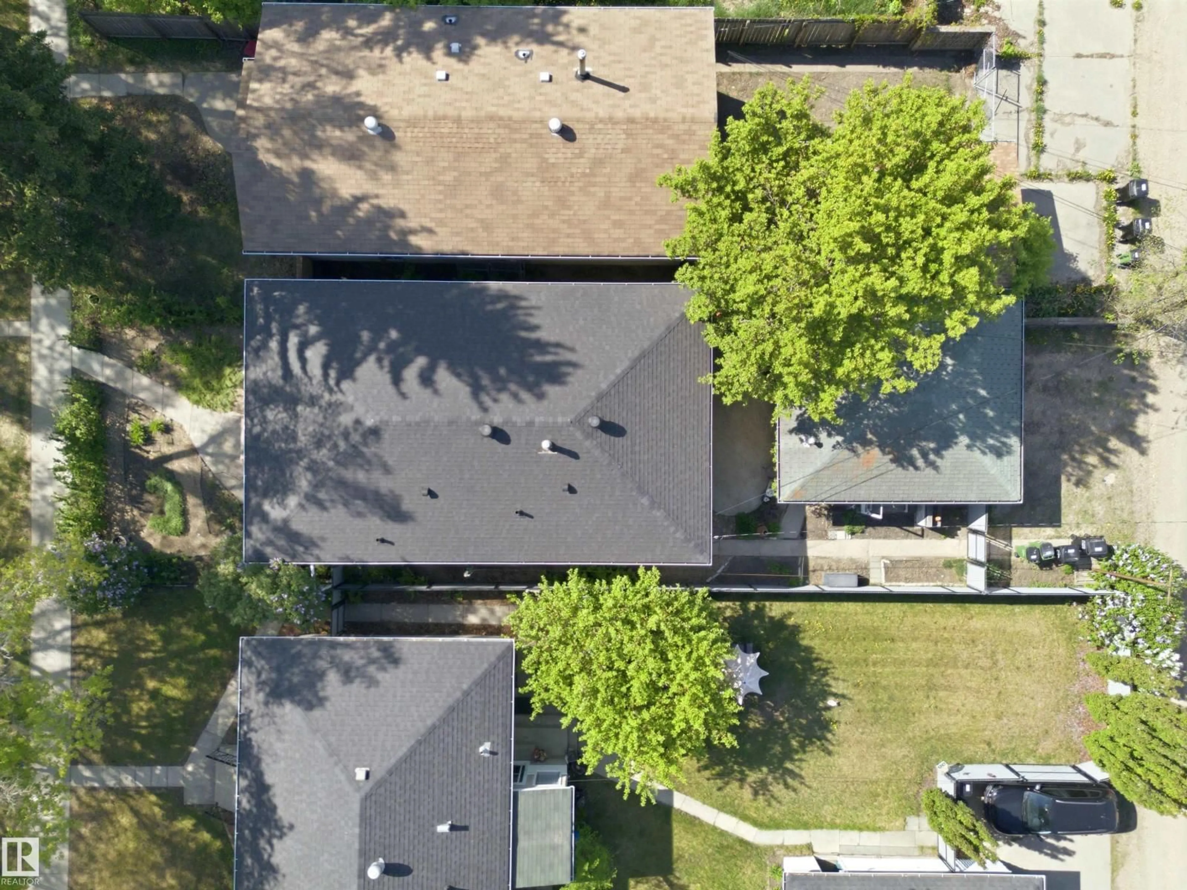 A pic from outside/outdoor area/front of a property/back of a property/a pic from drone, street for NW - 10138 74 ST, Edmonton Alberta T6H2X9