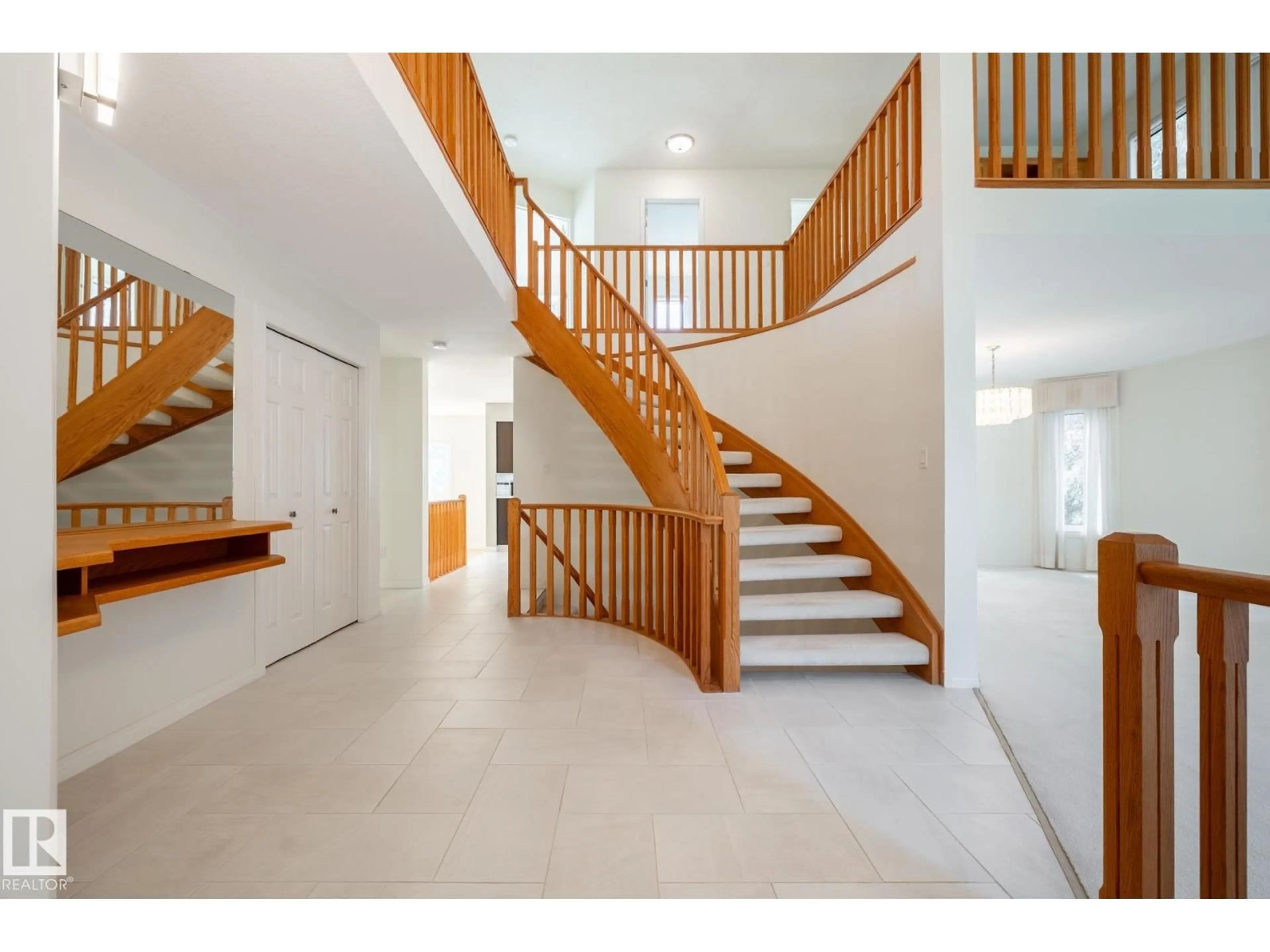 Indoor foyer for 14 HIGHLANDS PL, Wetaskiwin Alberta T9A3G9