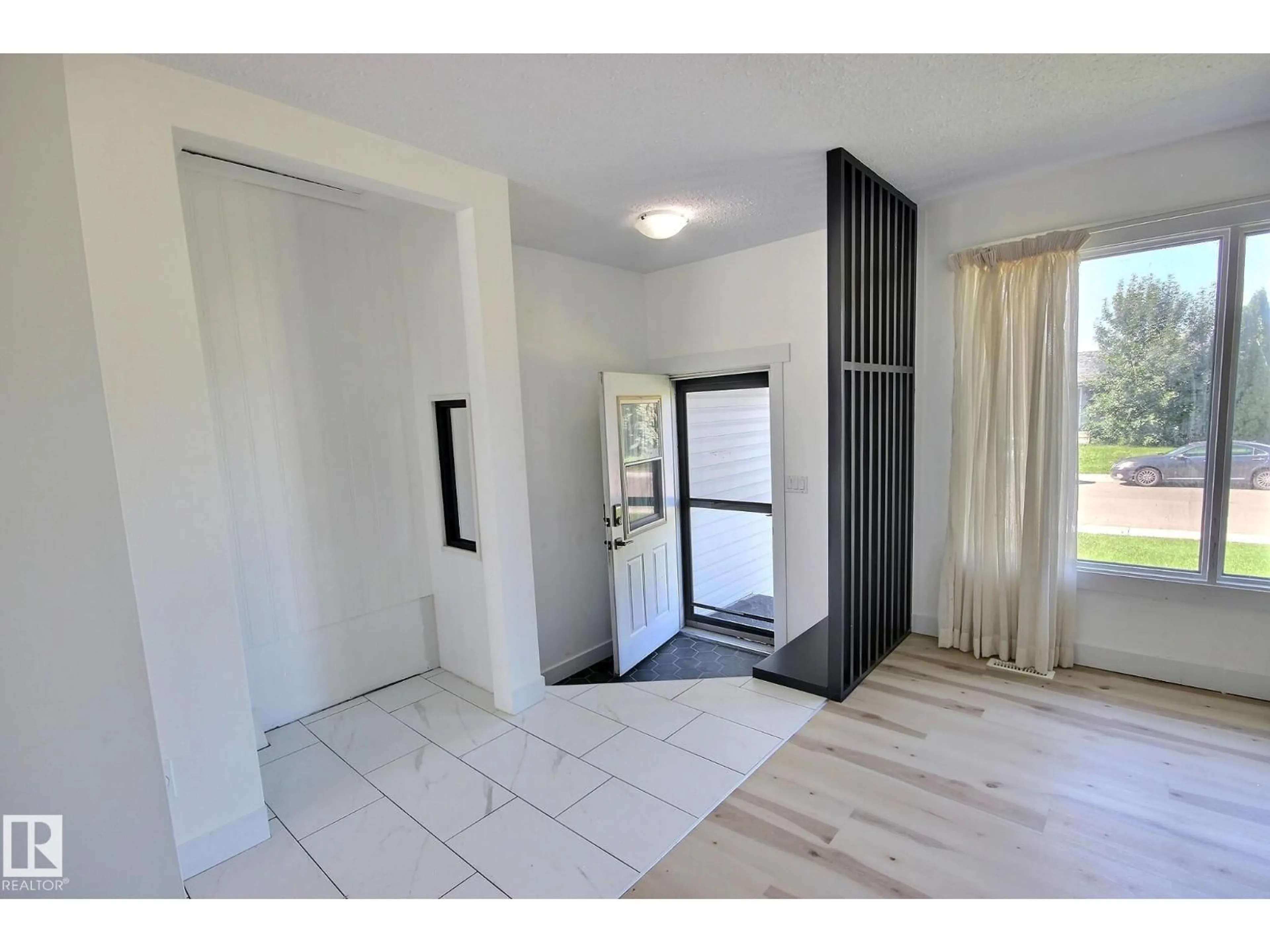 Indoor foyer for 5207 46 ST, Beaumont Alberta T4X1H9