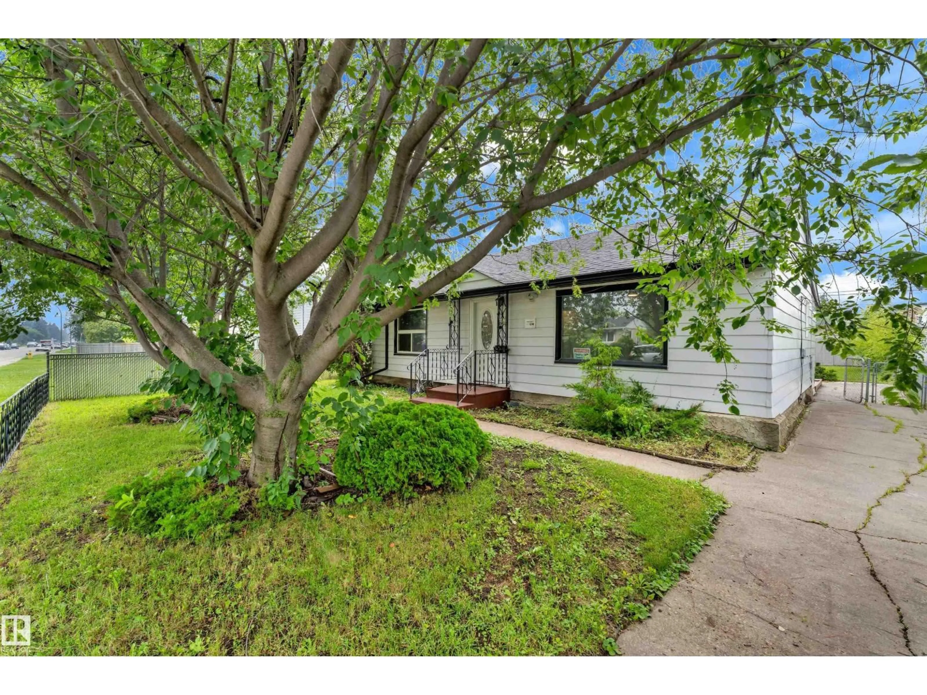 A pic from outside/outdoor area/front of a property/back of a property/a pic from drone, street for NW - 9416 153 ST, Edmonton Alberta T5R1R3