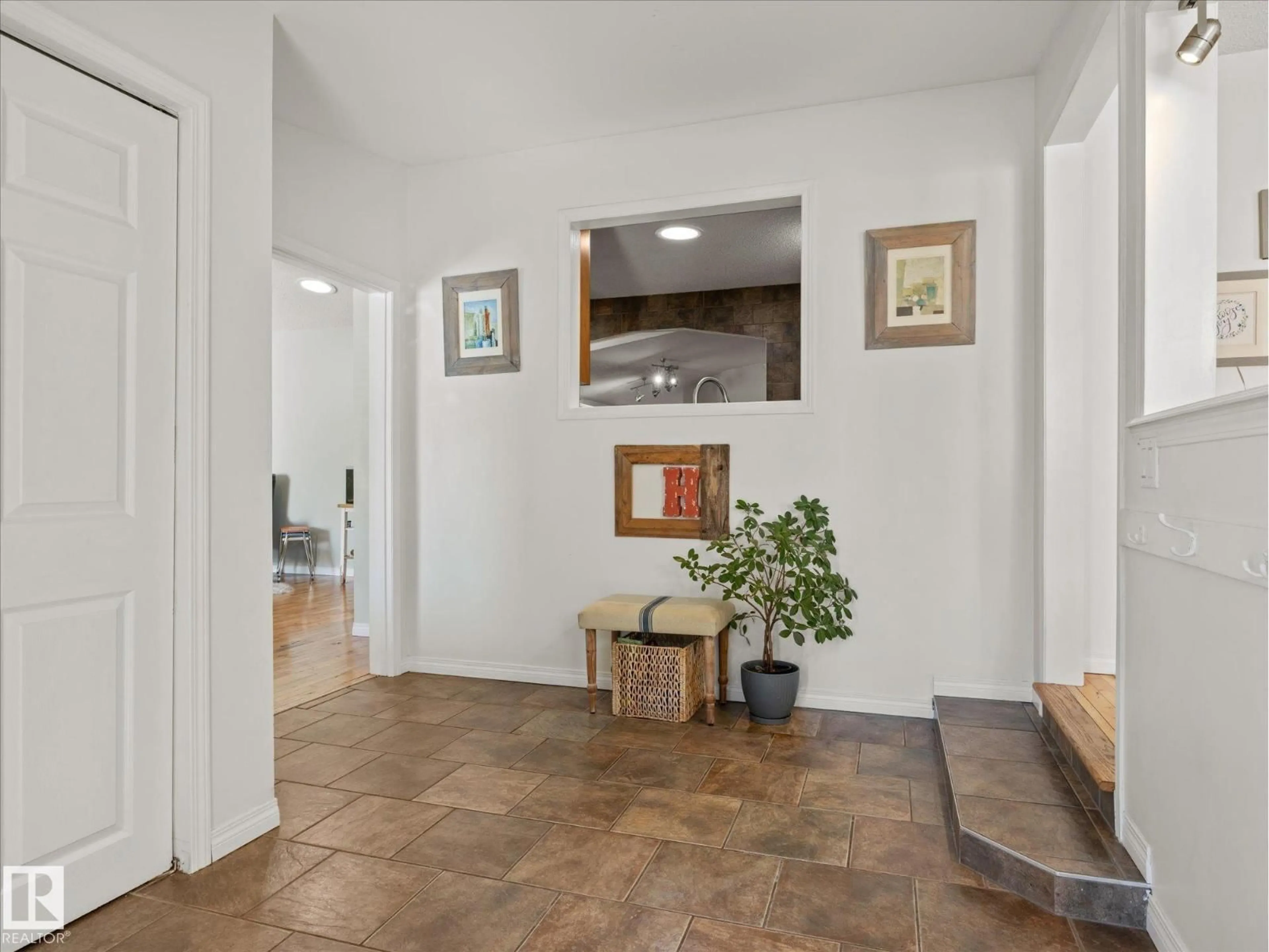 Indoor entryway for 6804 94A AV, Edmonton Alberta T6B0Y8