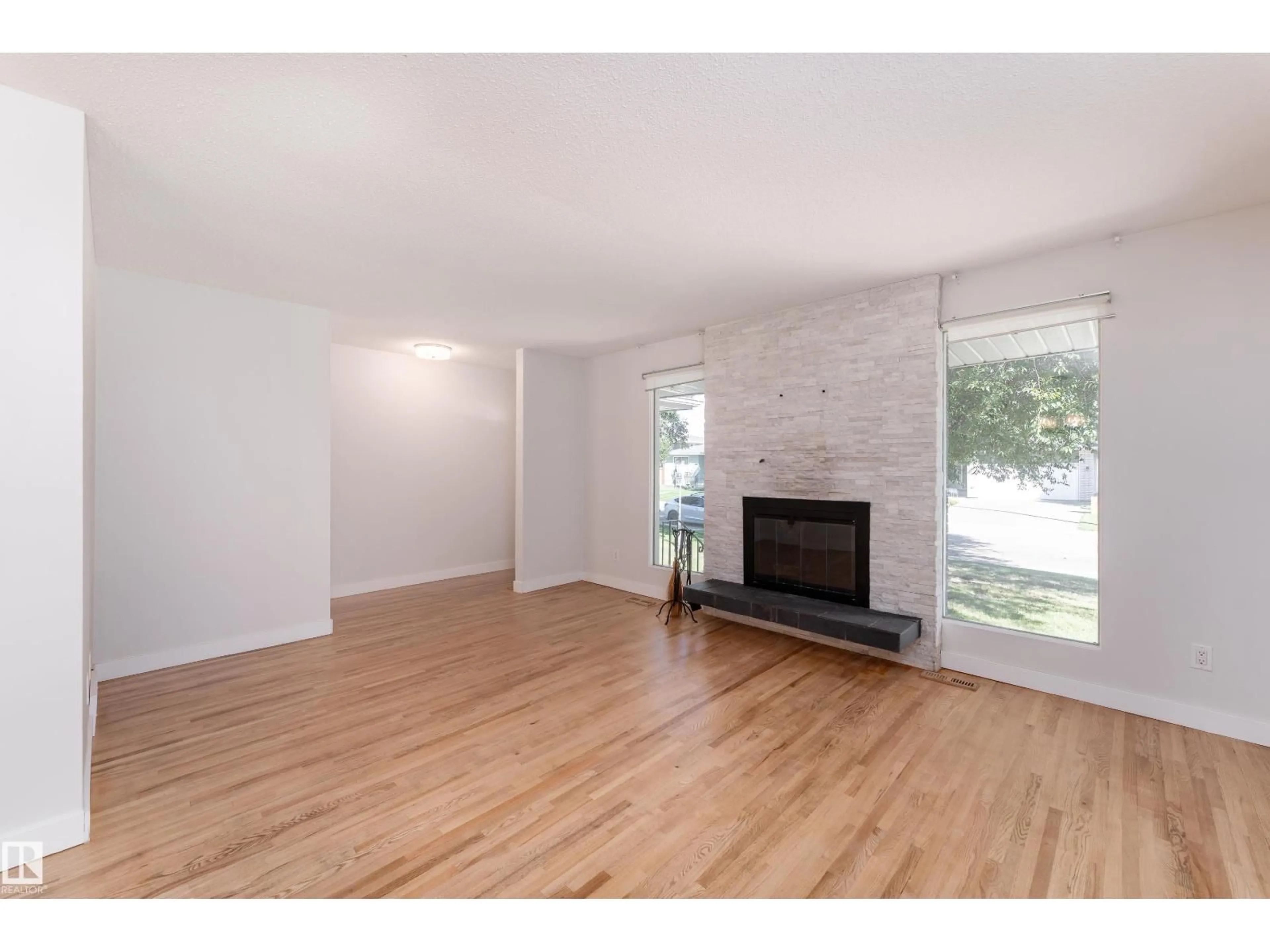 Unknown for 10415 39A AV, Edmonton Alberta T6J2J5