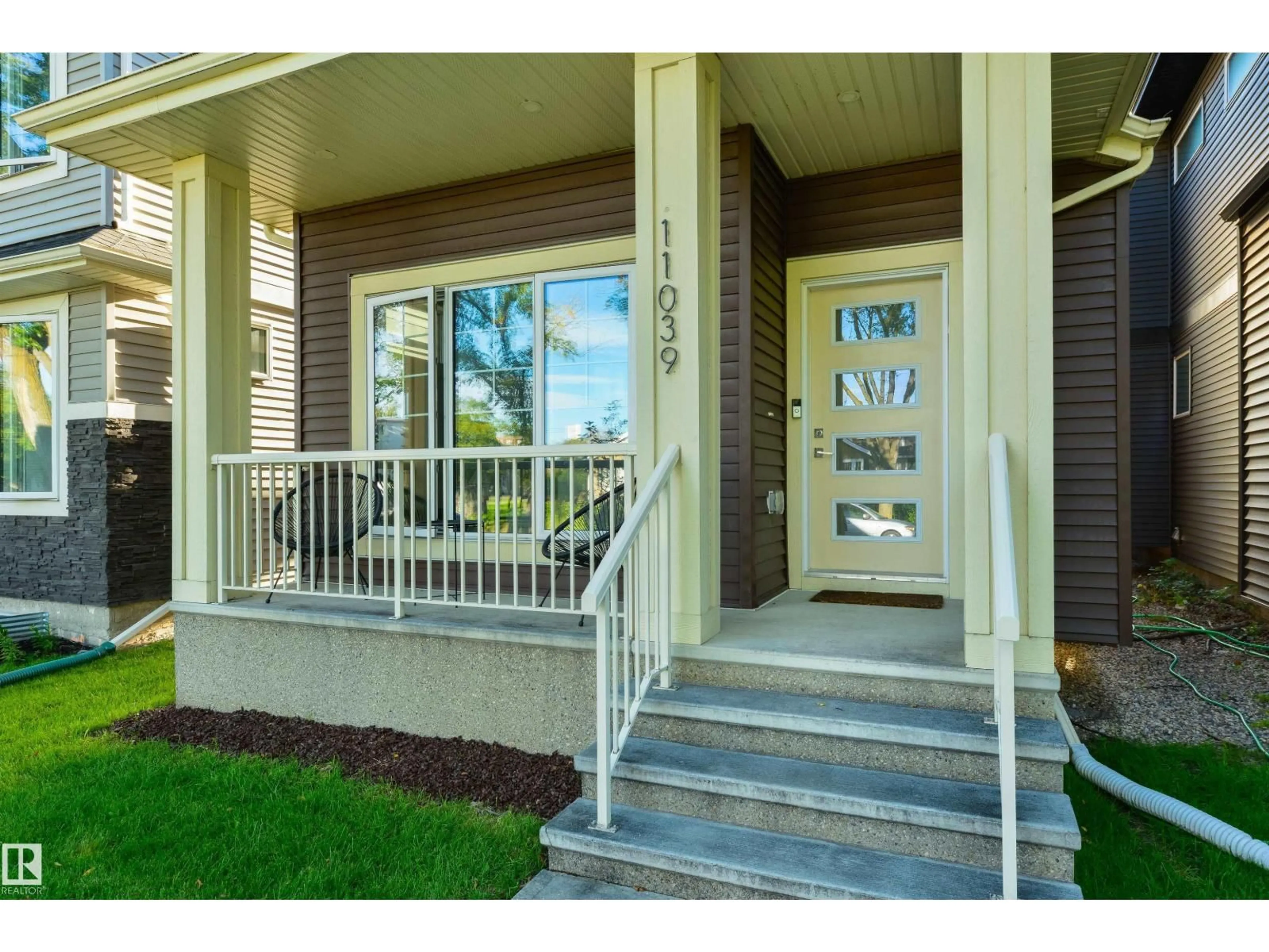 Indoor entryway for 11039 126 ST, Edmonton Alberta T5M0P8